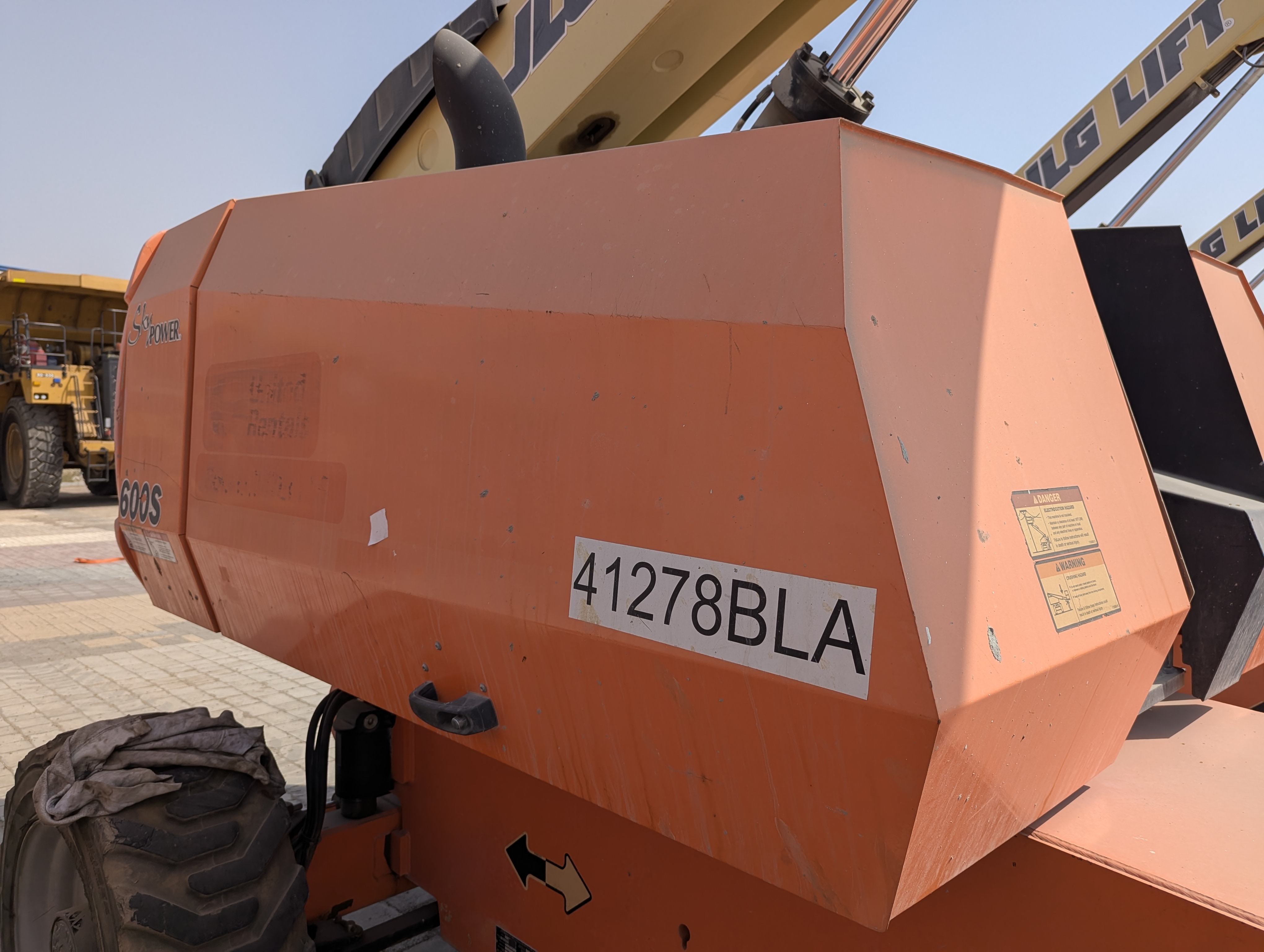 BLA-009-JLG-600S-Boom-lifts-inspection-Structure-Sheet-metal-(fiberglass)-1