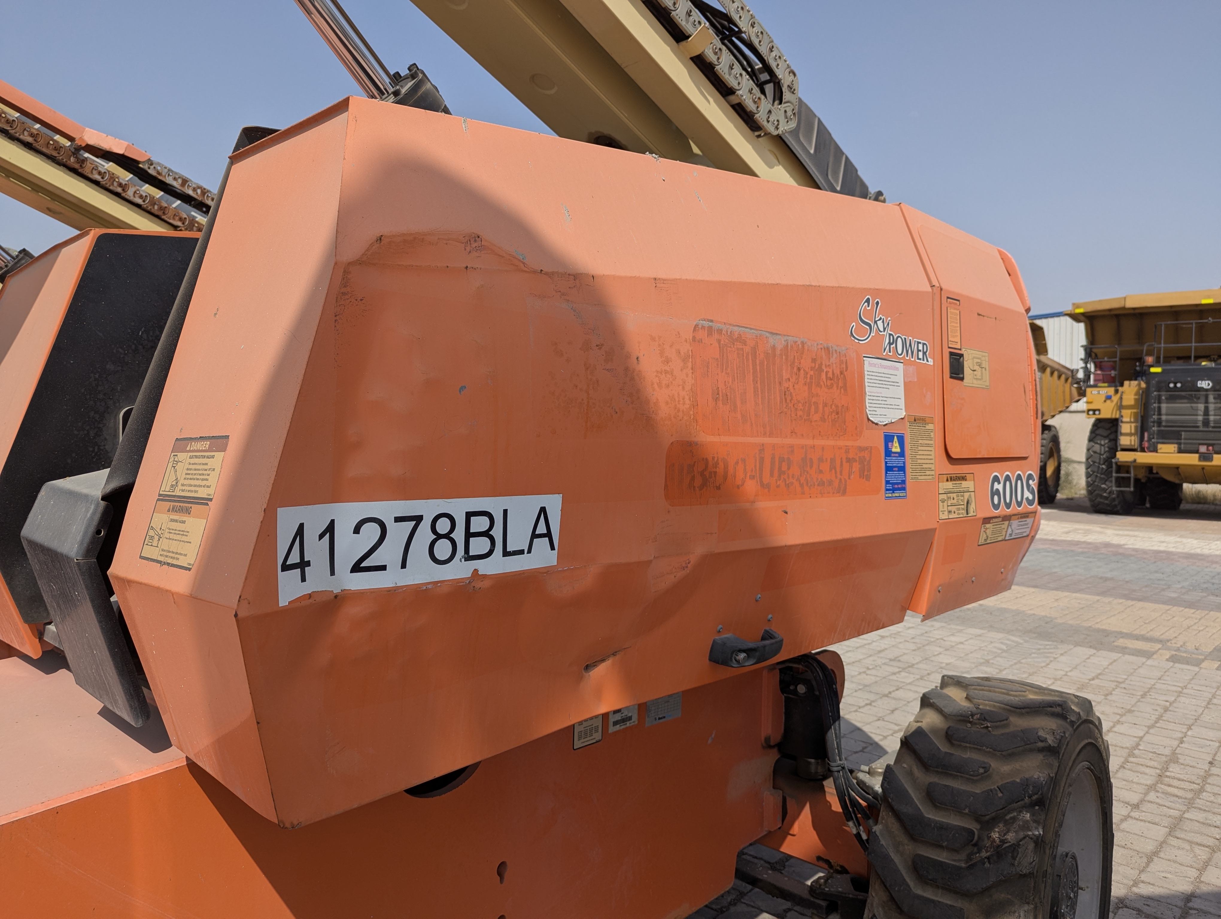 BLA-009-JLG-600S-Boom-lifts-inspection-Structure-Sheet-metal-(fiberglass)-1