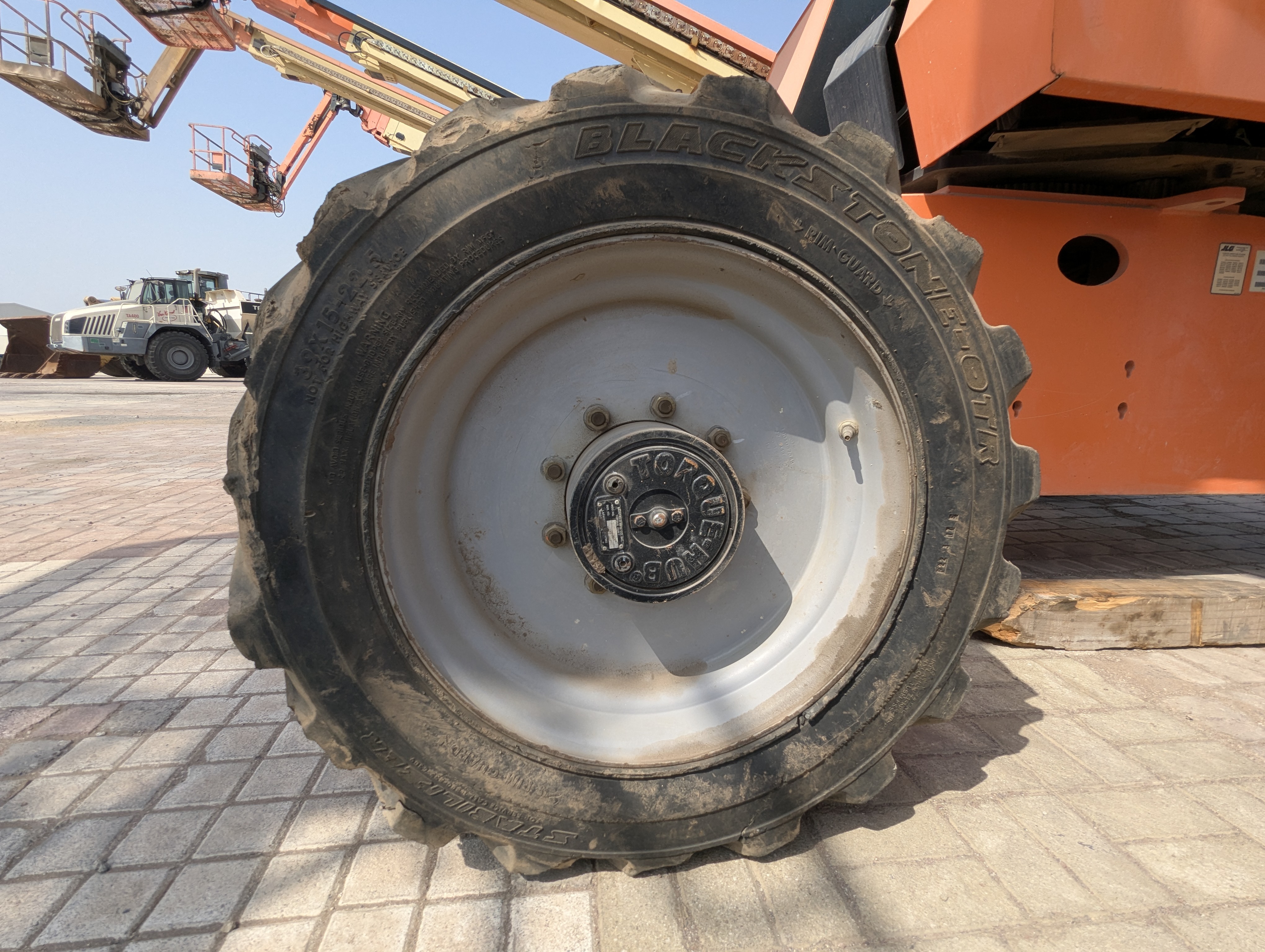 BLA-009-JLG-600S-Boom-lifts-inspection-Chassis-Left-front-tire-/-wheel-hub---condition-1