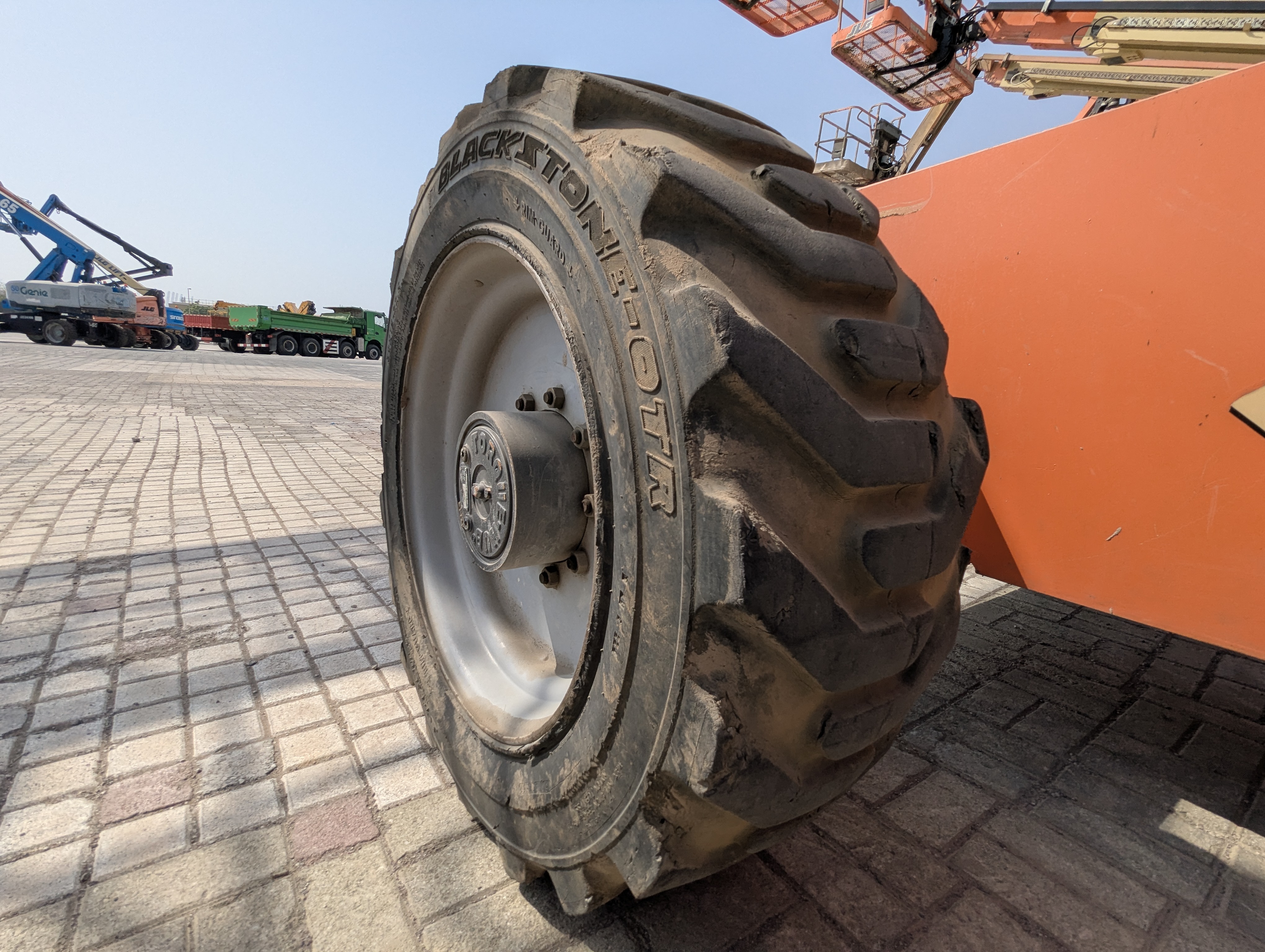 BLA-009-JLG-600S-Boom-lifts-inspection-Chassis-Left-front-tire-/-wheel-hub---condition-1