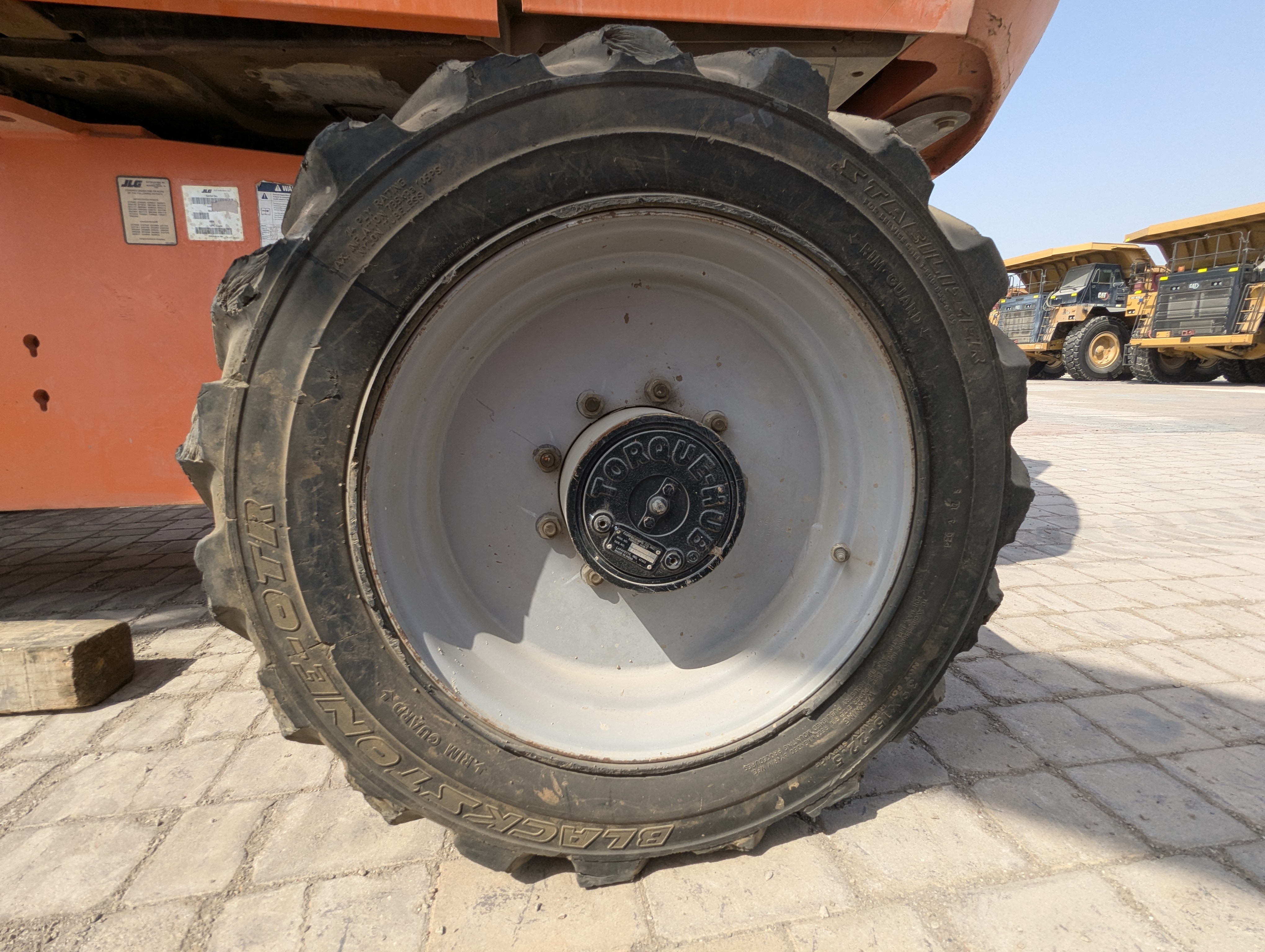 BLA-009-JLG-600S-Boom-lifts-inspection-Chassis-Left-rear-tire-/-wheel-hub---condition-1