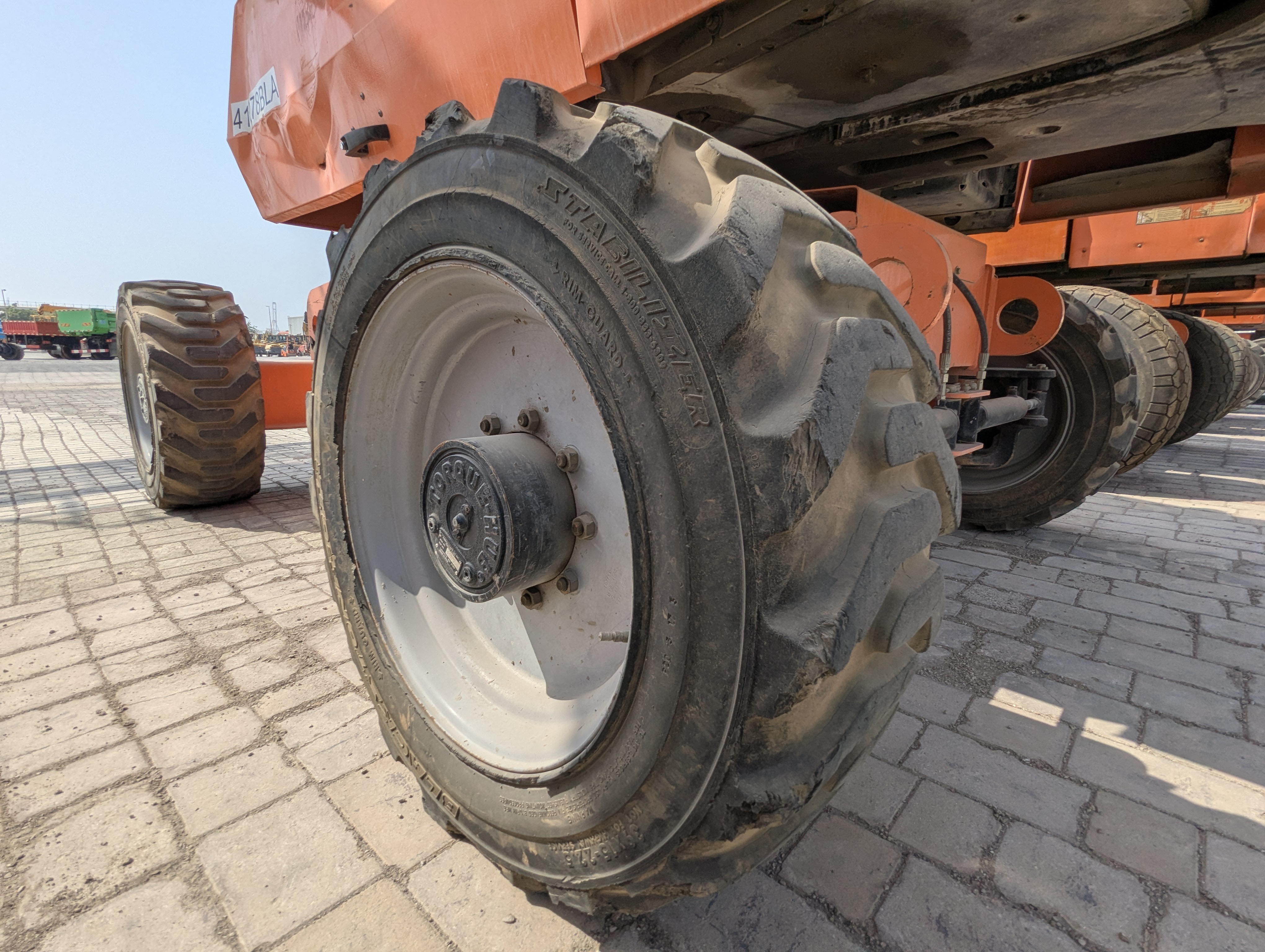 BLA-009-JLG-600S-Boom-lifts-inspection-Chassis-Left-rear-tire-/-wheel-hub---condition-1