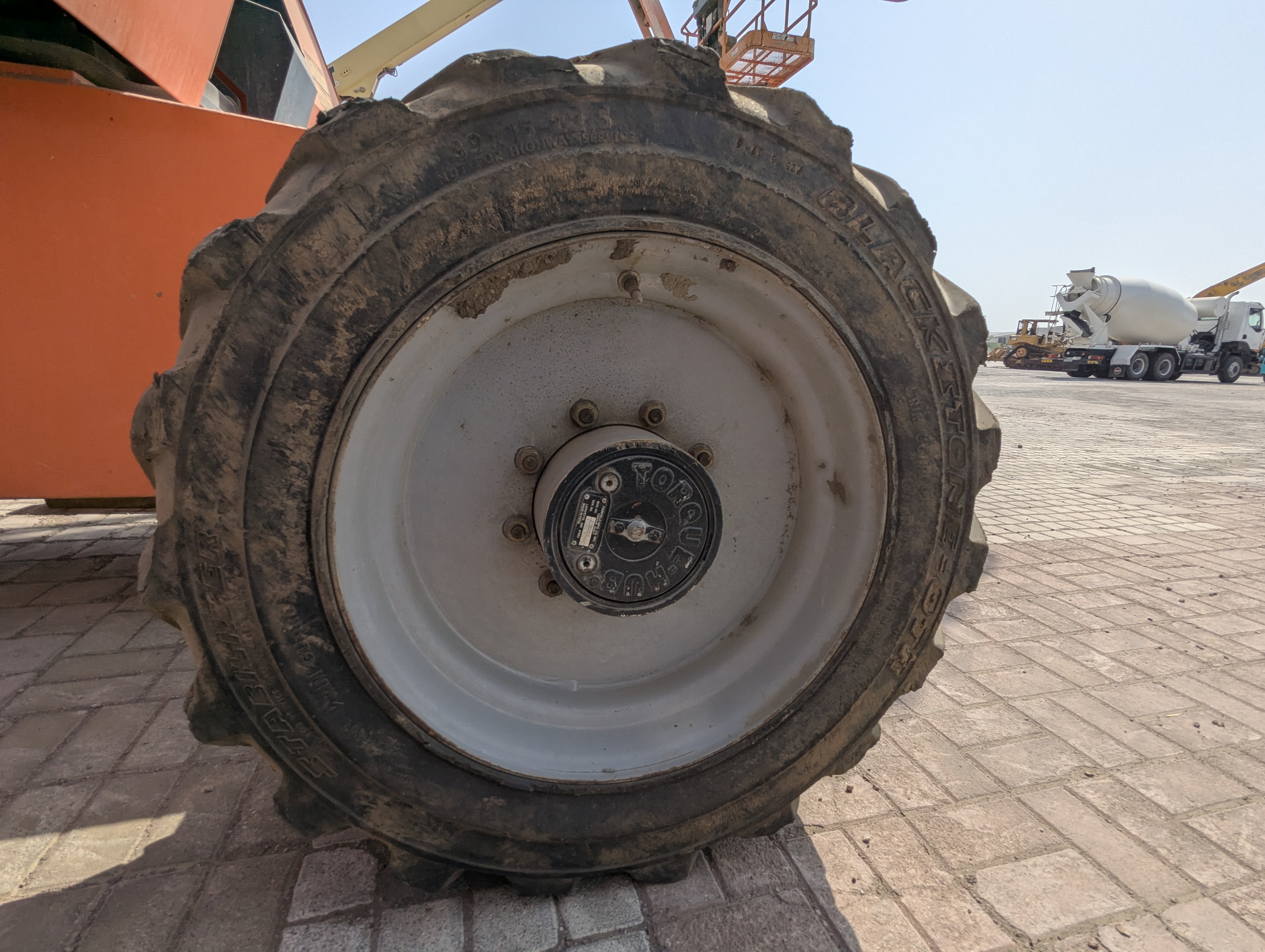 BLA-009-JLG-600S-Boom-lifts-inspection-Chassis-Right-front-tire-/-wheel-hub---condition-1