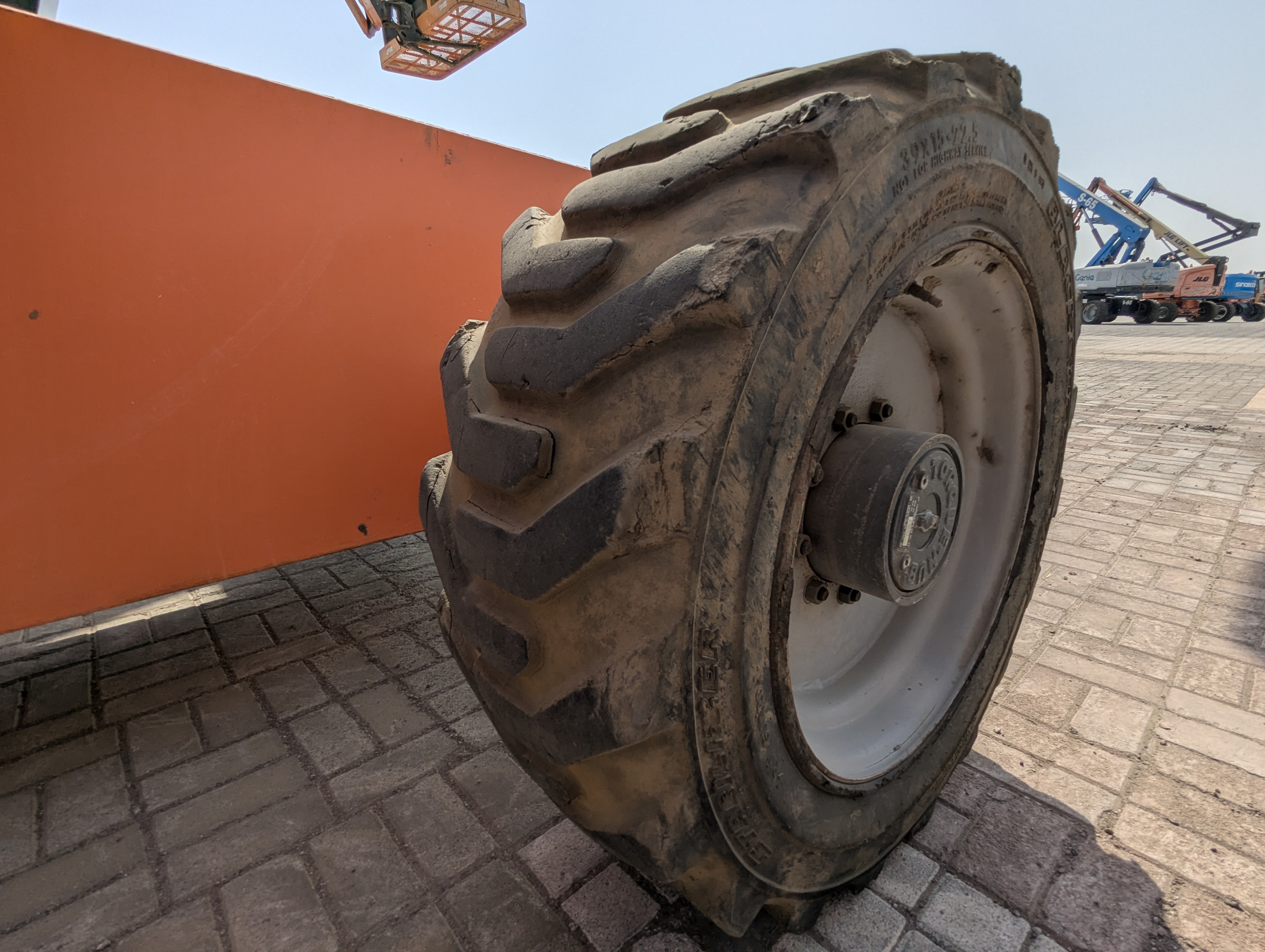 BLA-009-JLG-600S-Boom-lifts-inspection-Chassis-Right-front-tire-/-wheel-hub---condition-1