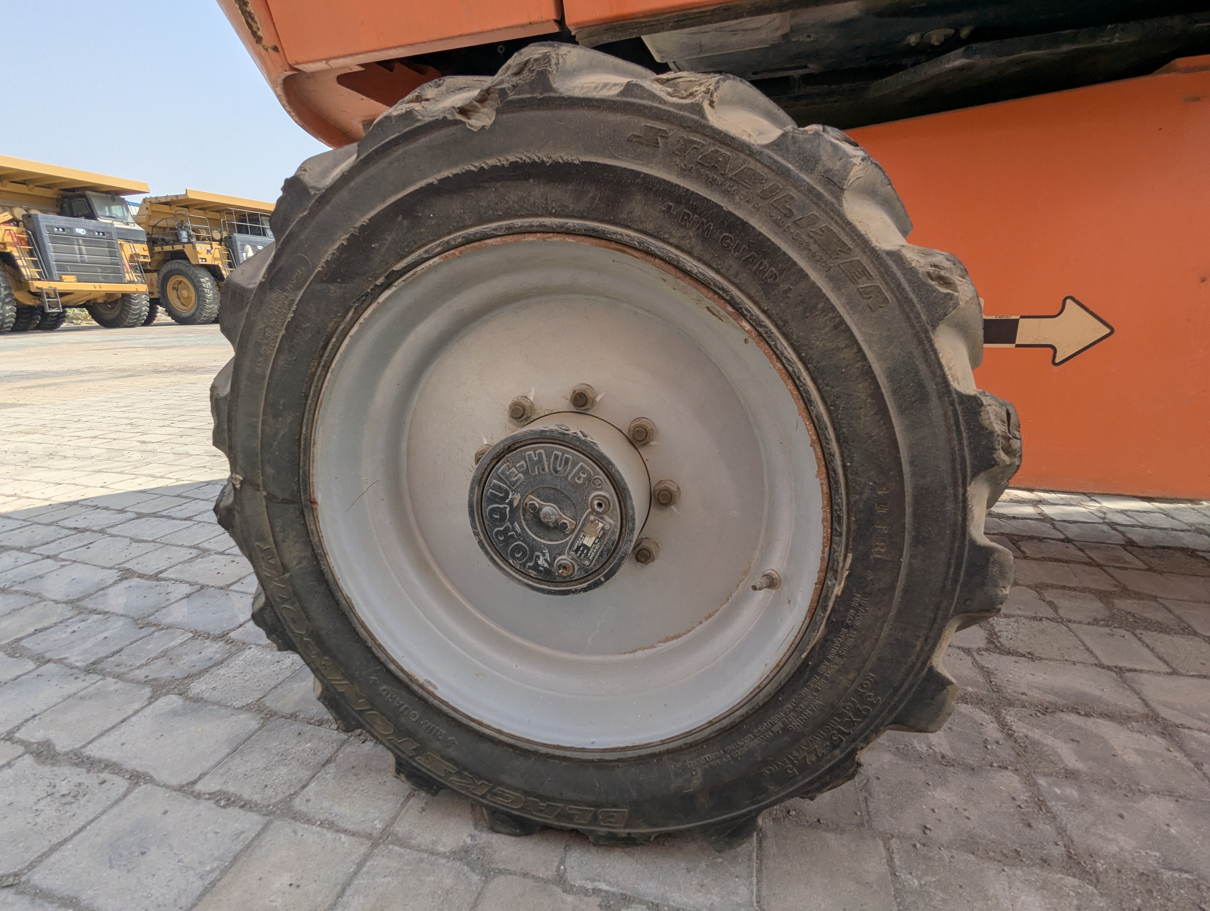 BLA-009-JLG-600S-Boom-lifts-inspection-Chassis-Right-rear-tire-/-wheel-hub---condition-1