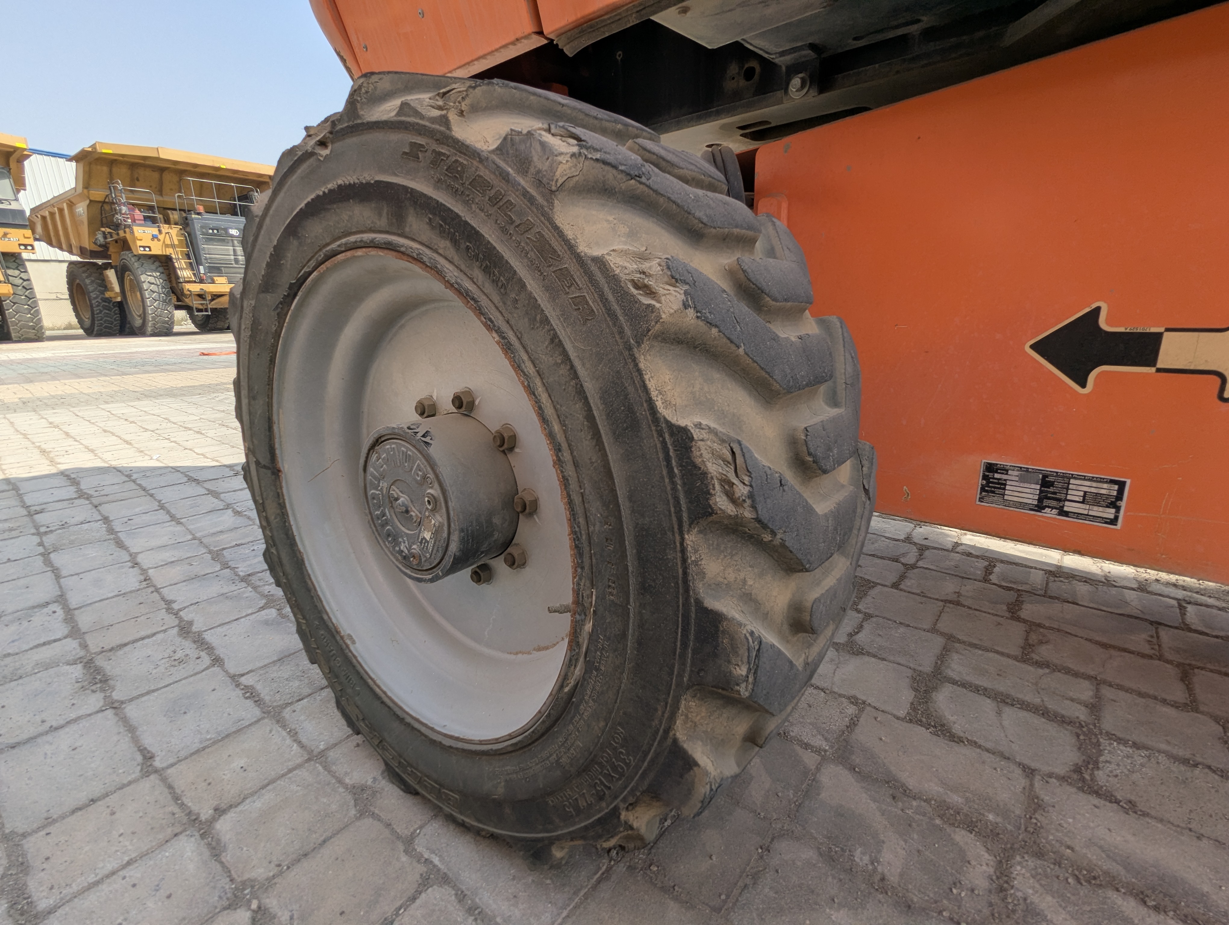 BLA-009-JLG-600S-Boom-lifts-inspection-Chassis-Right-rear-tire-/-wheel-hub---condition-1