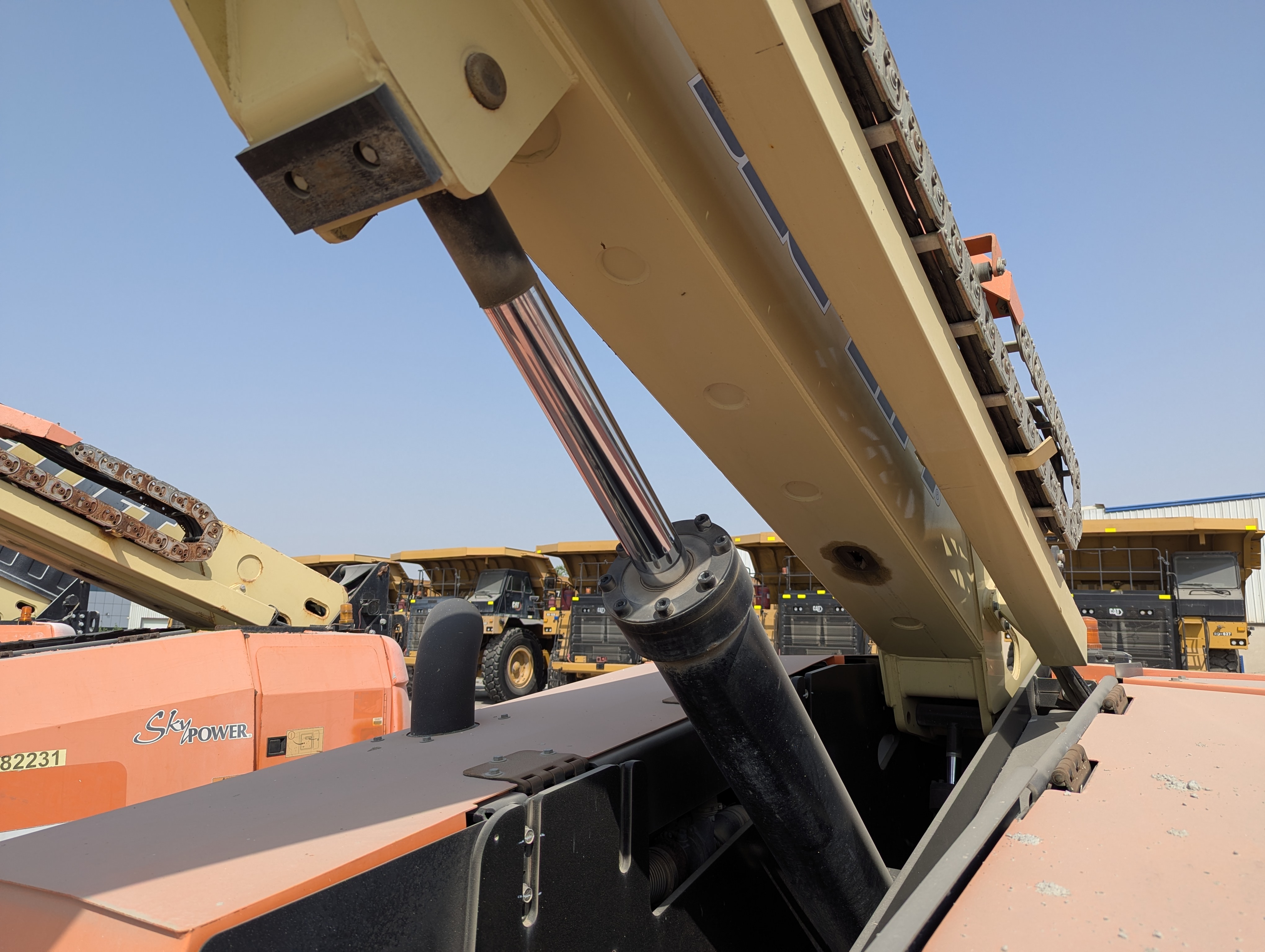BLA-009-JLG-600S-Boom-lifts-inspection-Chassis-Boom-lift-cylinder-1
