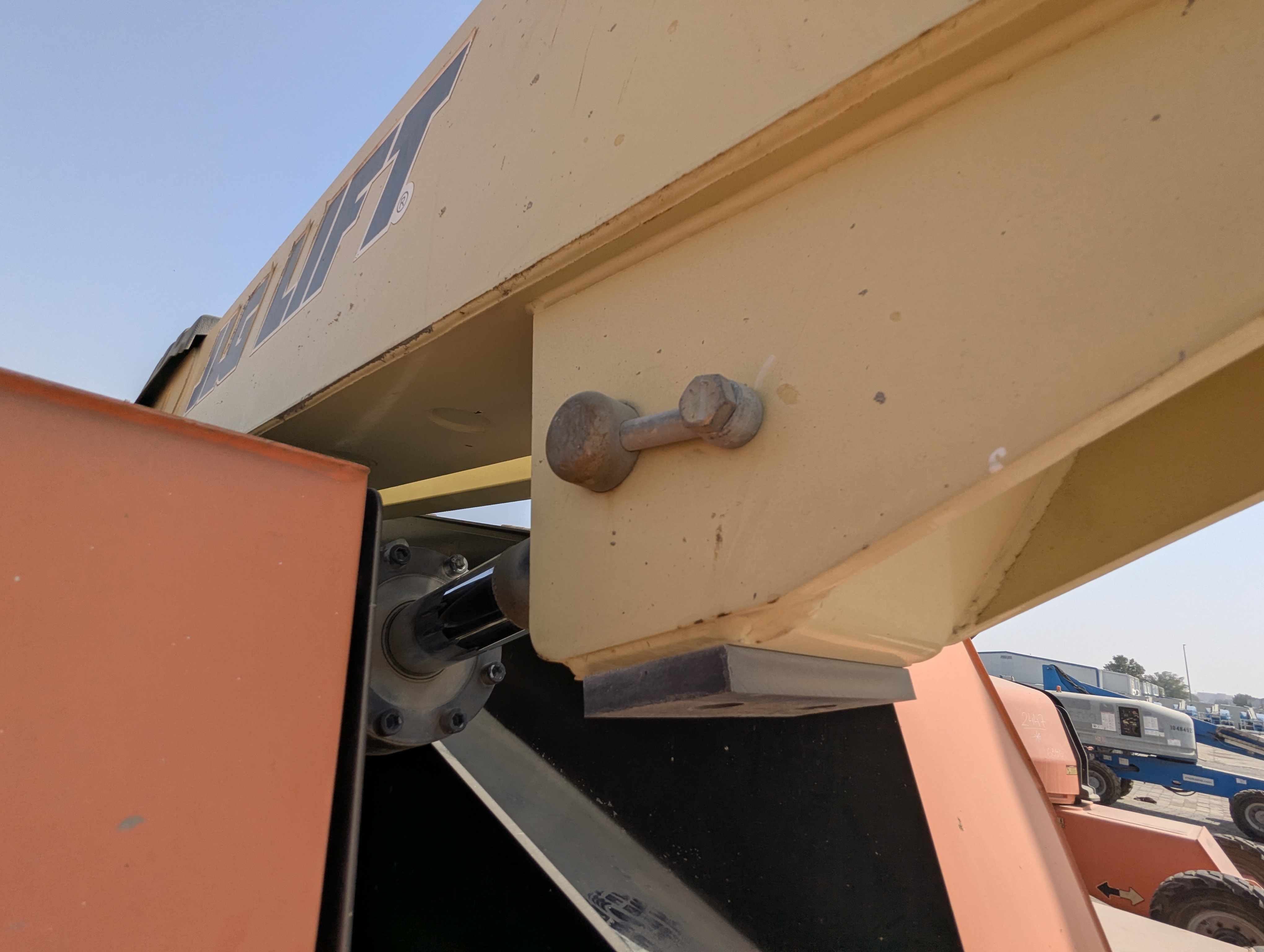 BLA-009-JLG-600S-Boom-lifts-inspection-Chassis-Boom-base-pin-and-bushings-1