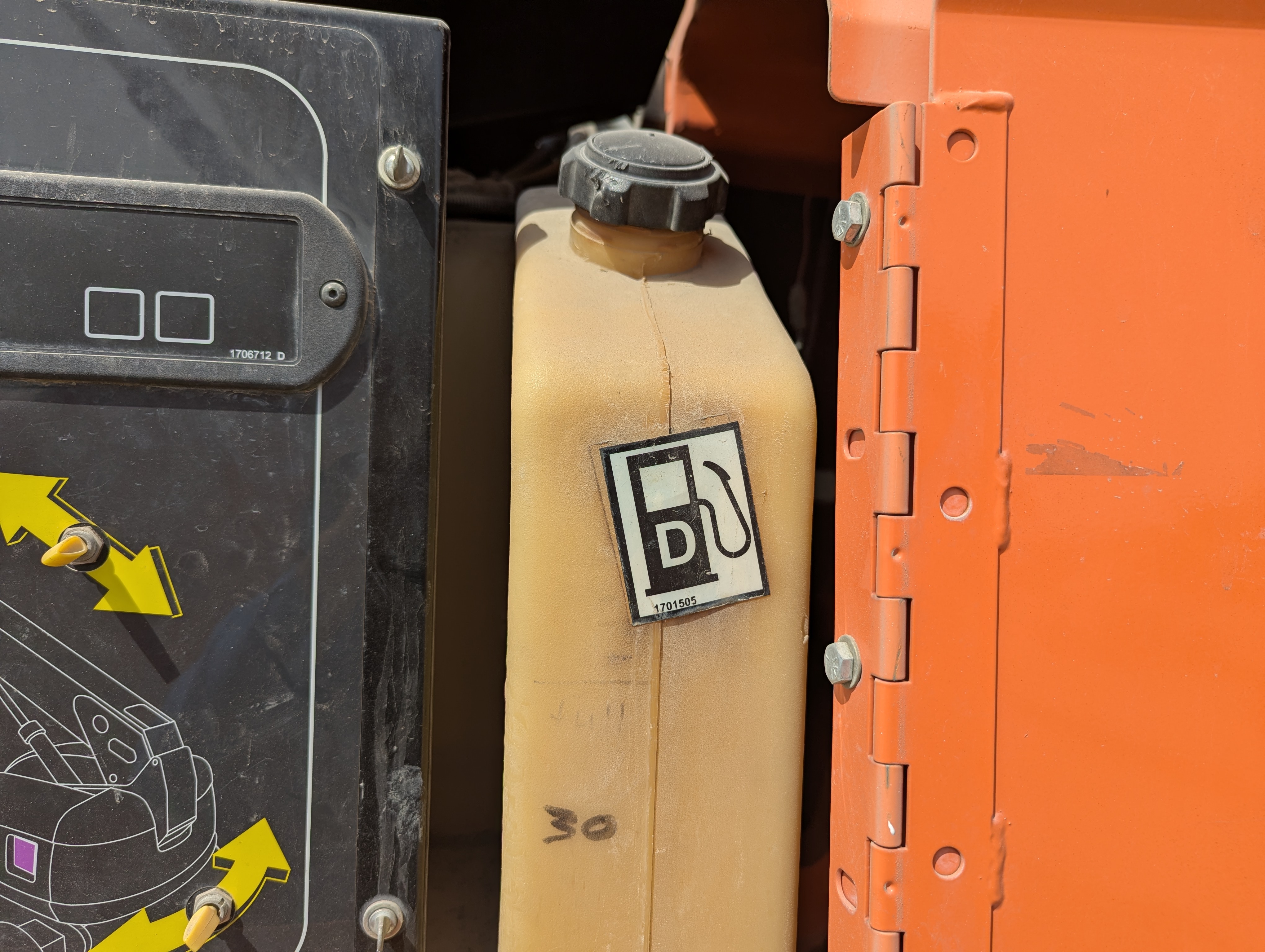 BLA-009-JLG-600S-Boom-lifts-inspection-Engine-Fuel-tank-1