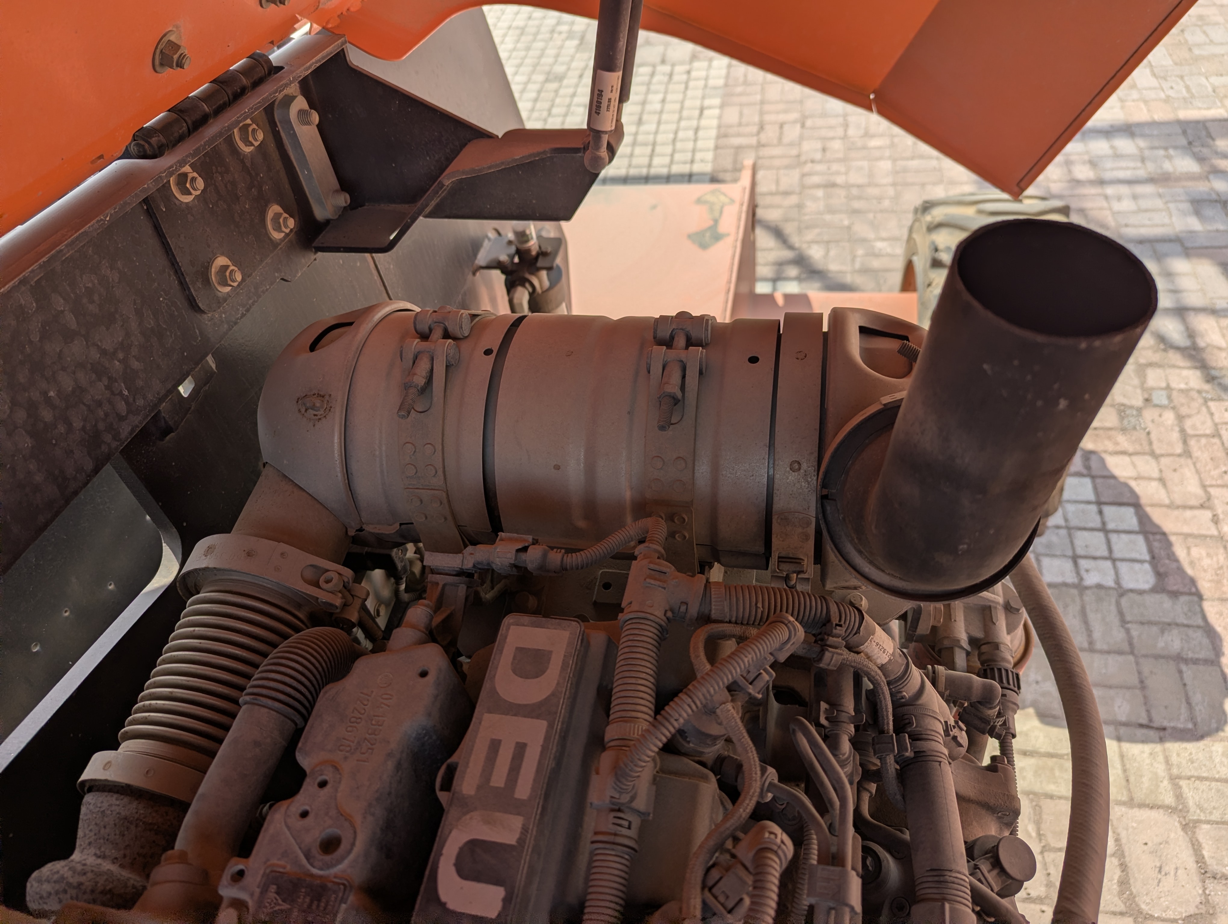 BLA-009-JLG-600S-Boom-lifts-inspection-Engine-Exhaust-system-1