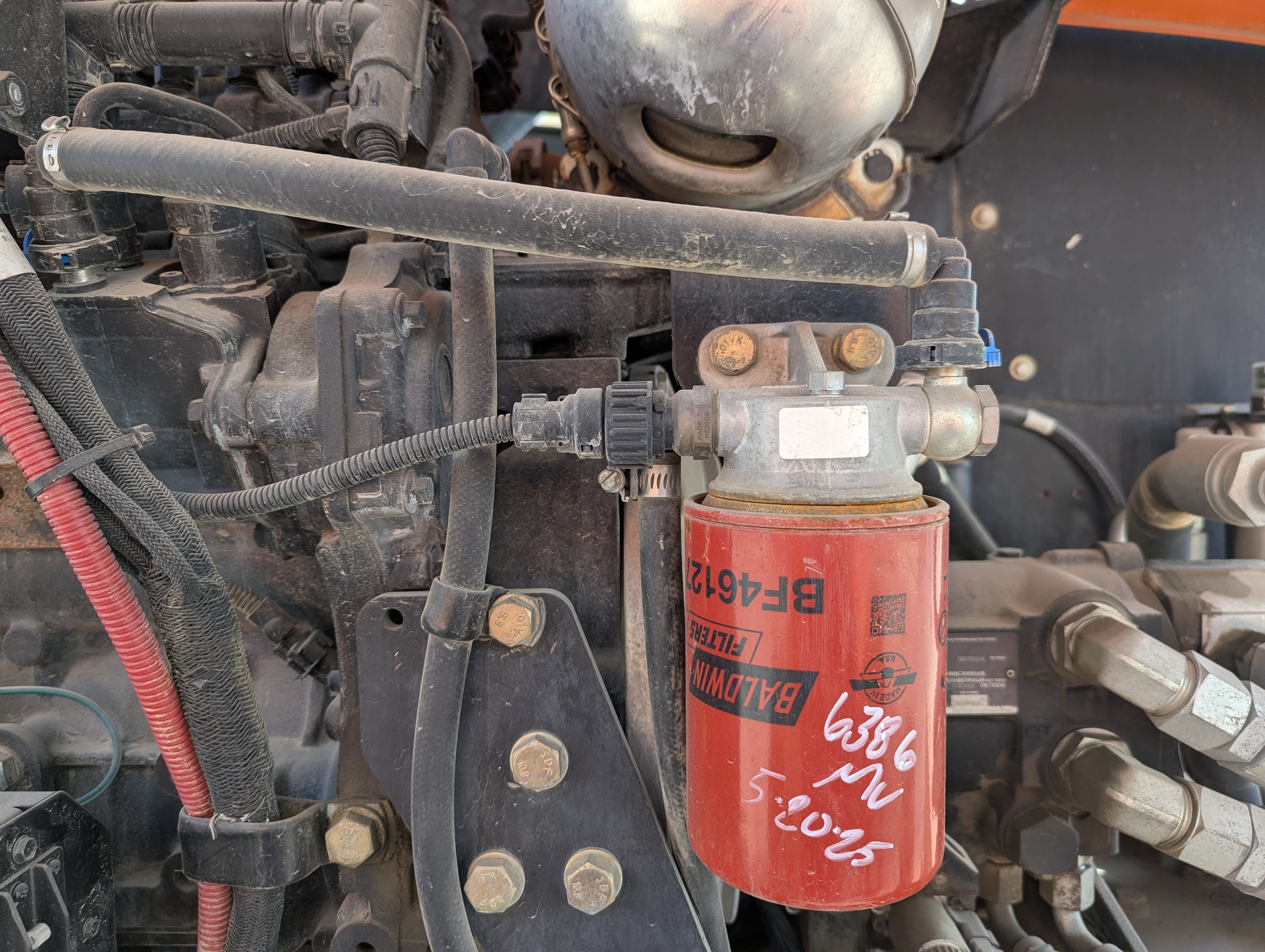 BLA-009-JLG-600S-Boom-lifts-inspection-Engine-Fuel-leaks-1