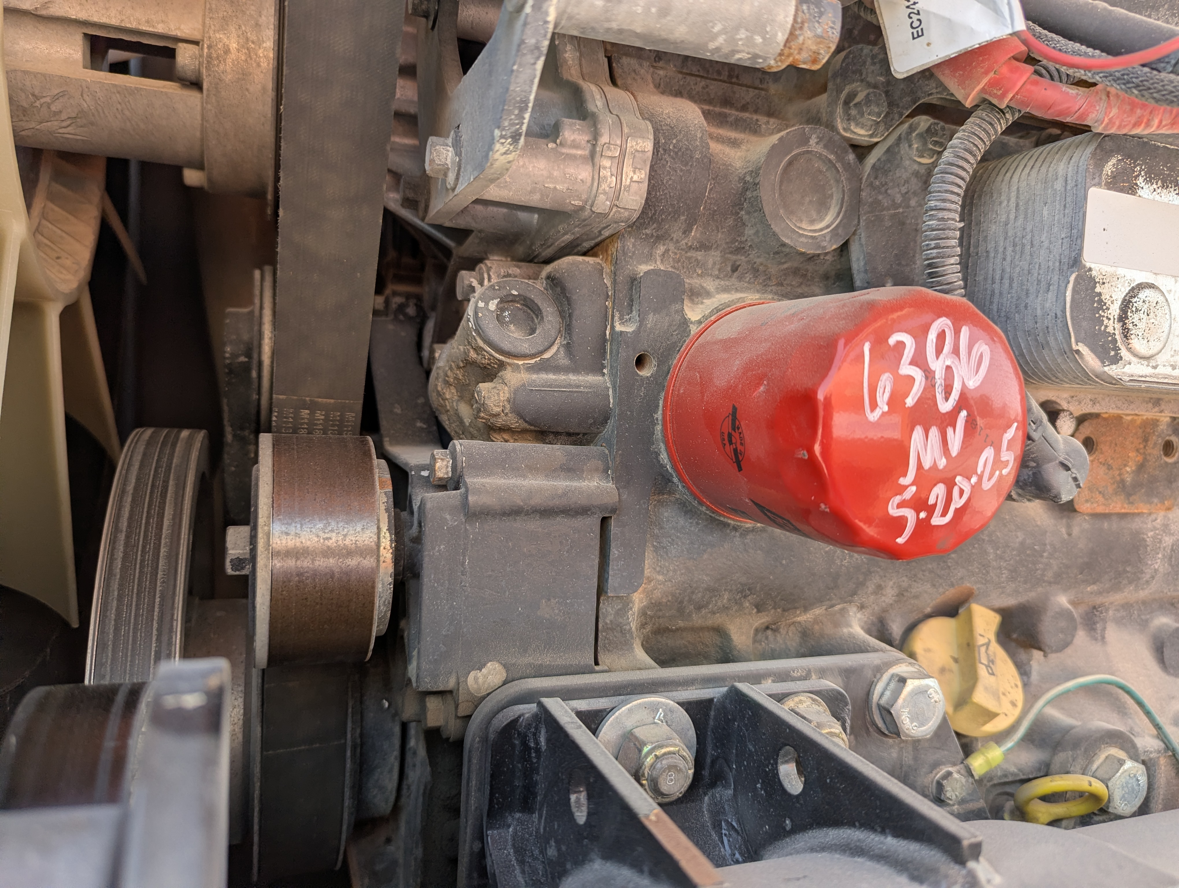 BLA-009-JLG-600S-Boom-lifts-inspection-Engine-Engine-oil-leaks-1