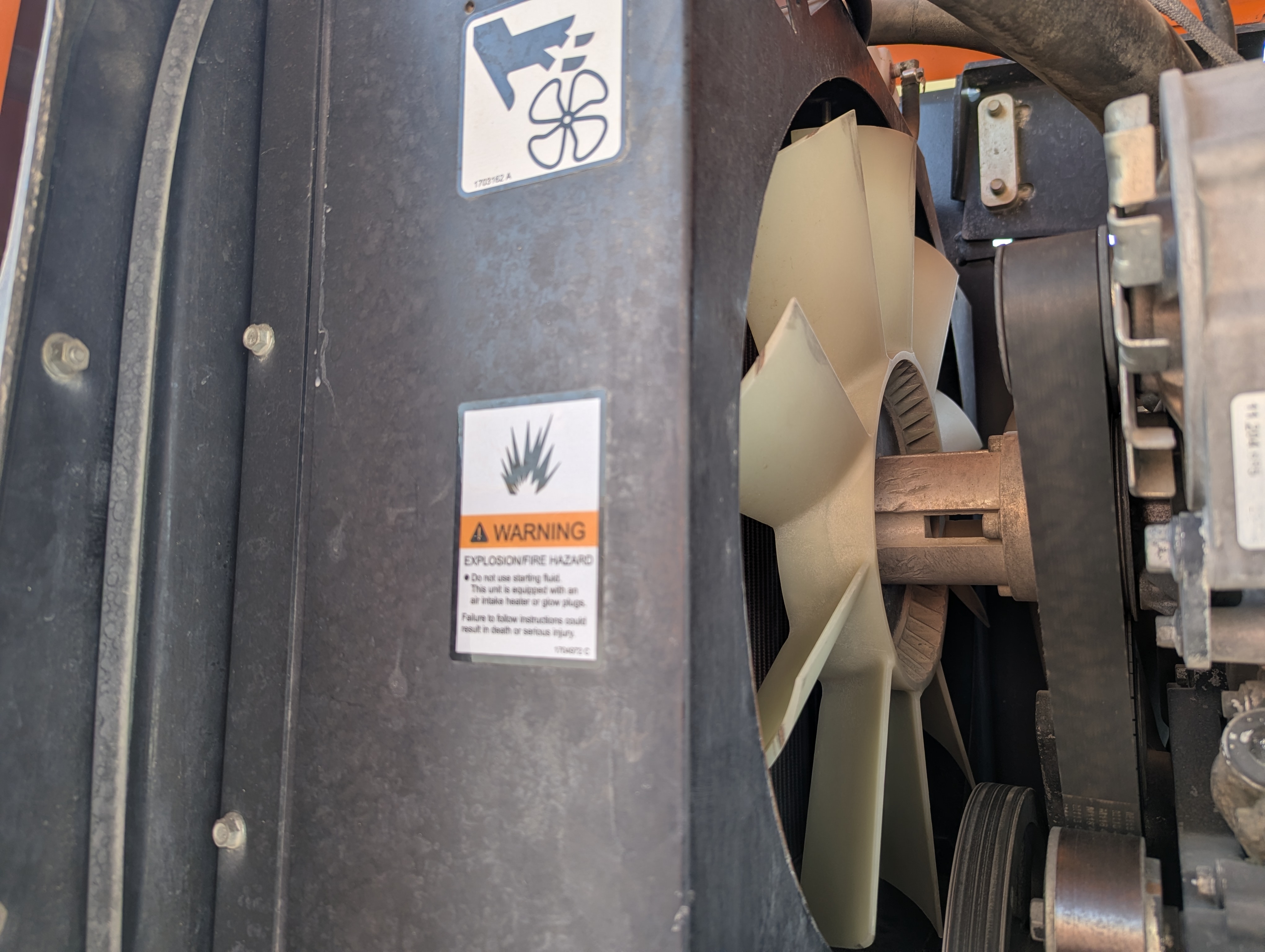 BLA-009-JLG-600S-Boom-lifts-inspection-Engine-Cooling-fan-and-fan-guard-1