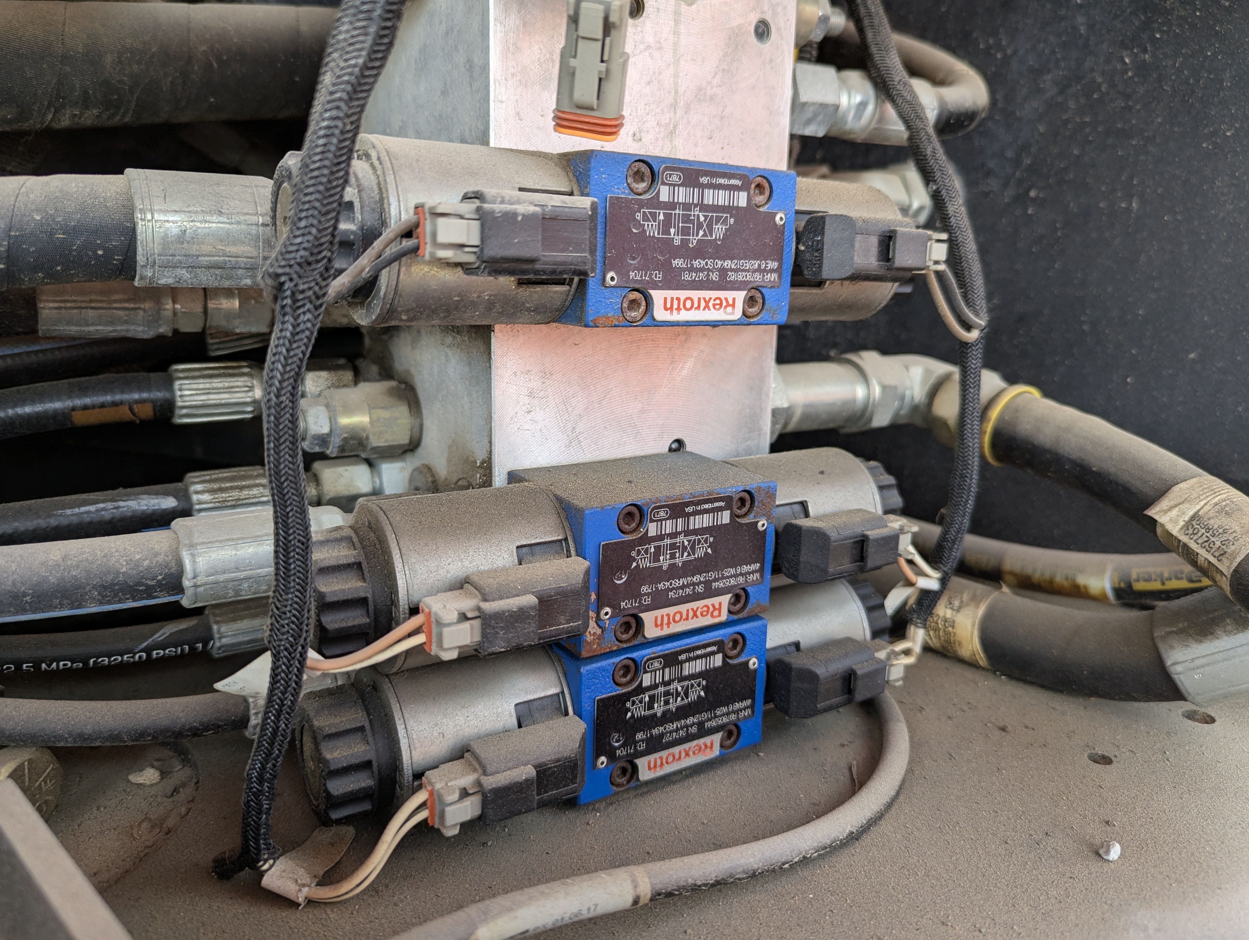 BLA-009-JLG-600S-Boom-lifts-inspection-Hydraulics-Wiring-harness-1