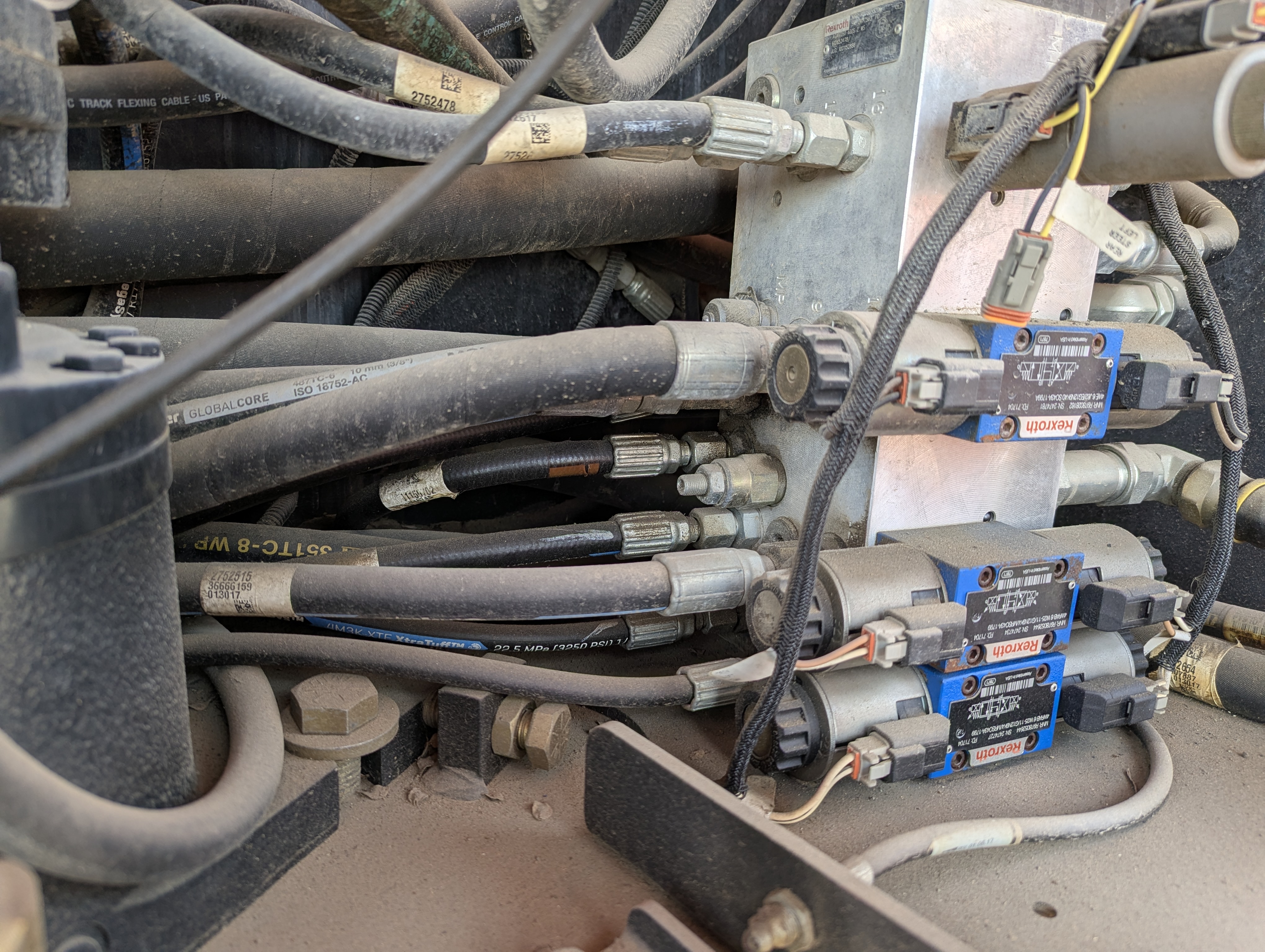 BLA-009-JLG-600S-Boom-lifts-inspection-Hydraulics-Hydraulic-hoses-and-lines-1