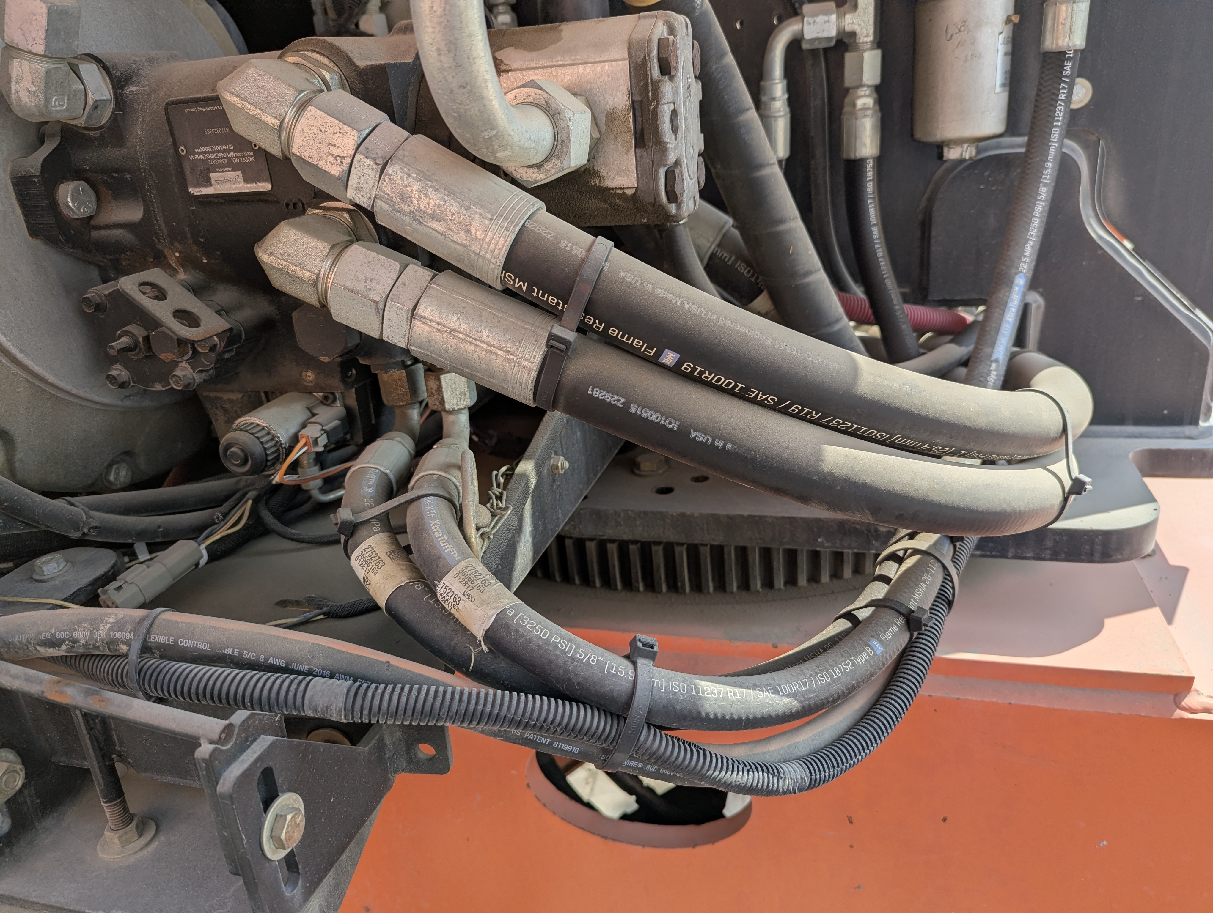 BLA-009-JLG-600S-Boom-lifts-inspection-Hydraulics-Hydraulic-hoses-and-lines-1