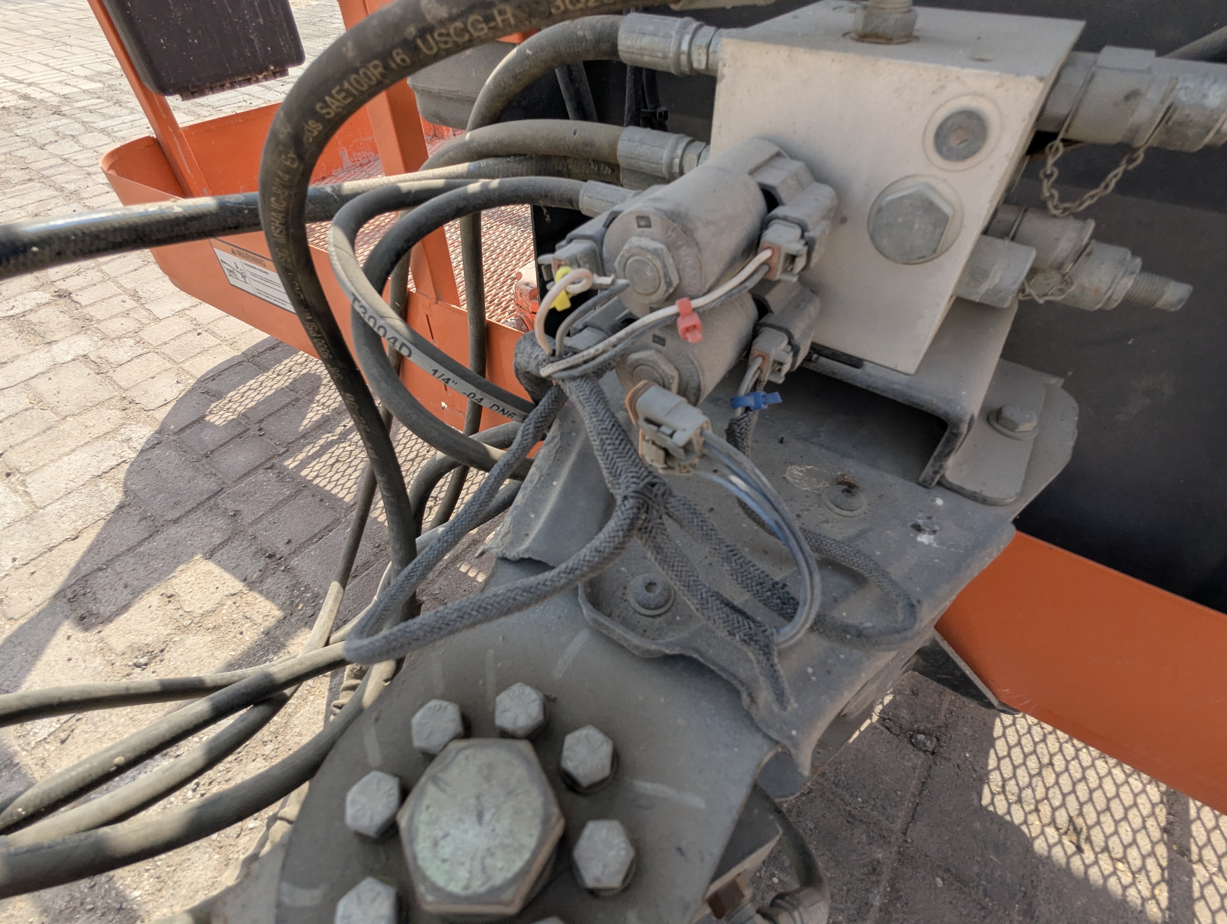 BLA-009-JLG-600S-Boom-lifts-inspection-Hydraulics-Hydraulic-hoses-and-lines-1