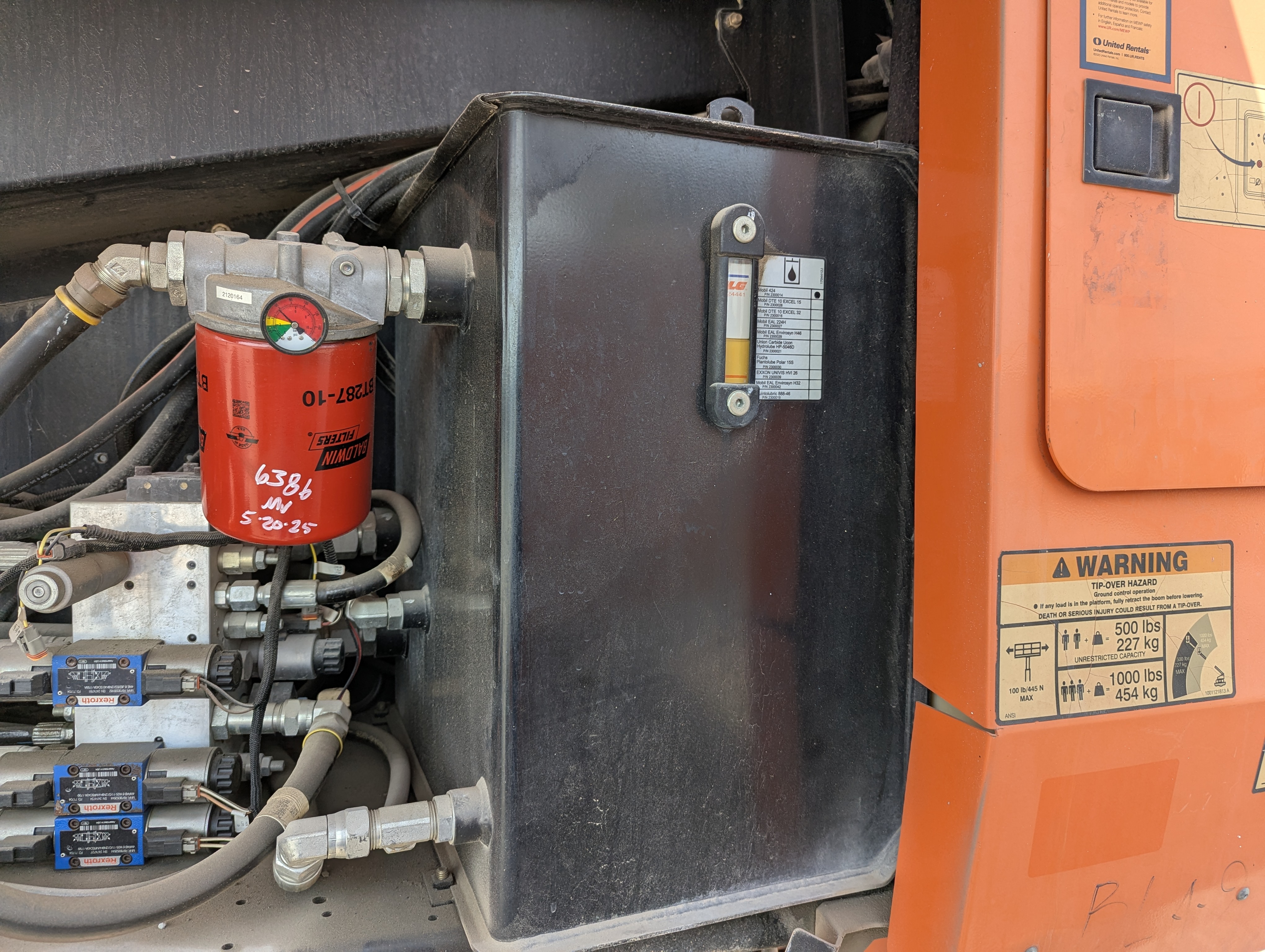BLA-009-JLG-600S-Boom-lifts-inspection-Hydraulics-Hydraulic-Tank-1