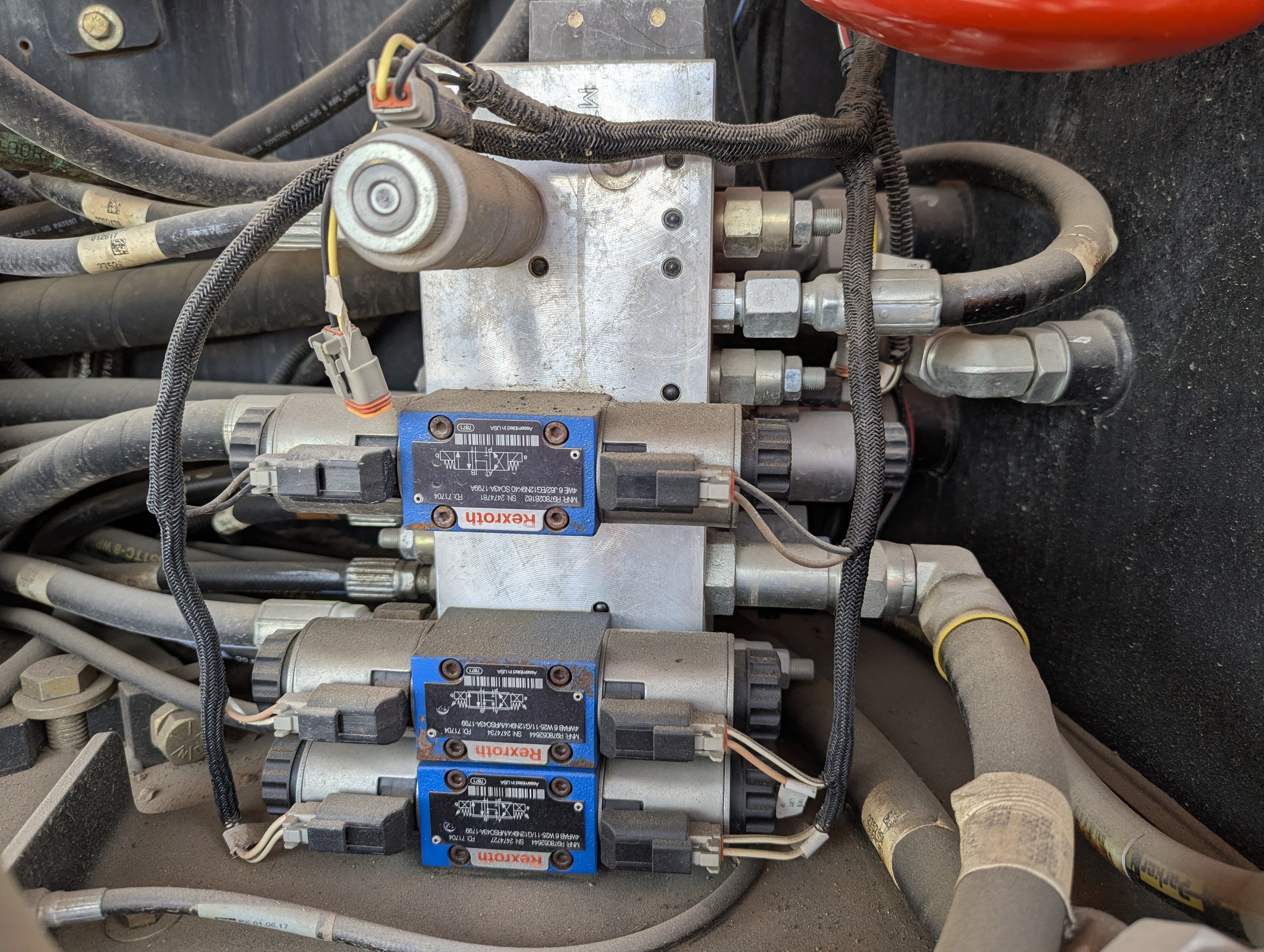 BLA-009-JLG-600S-Boom-lifts-inspection-Hydraulics-Main-control-valve-(MCV)-1
