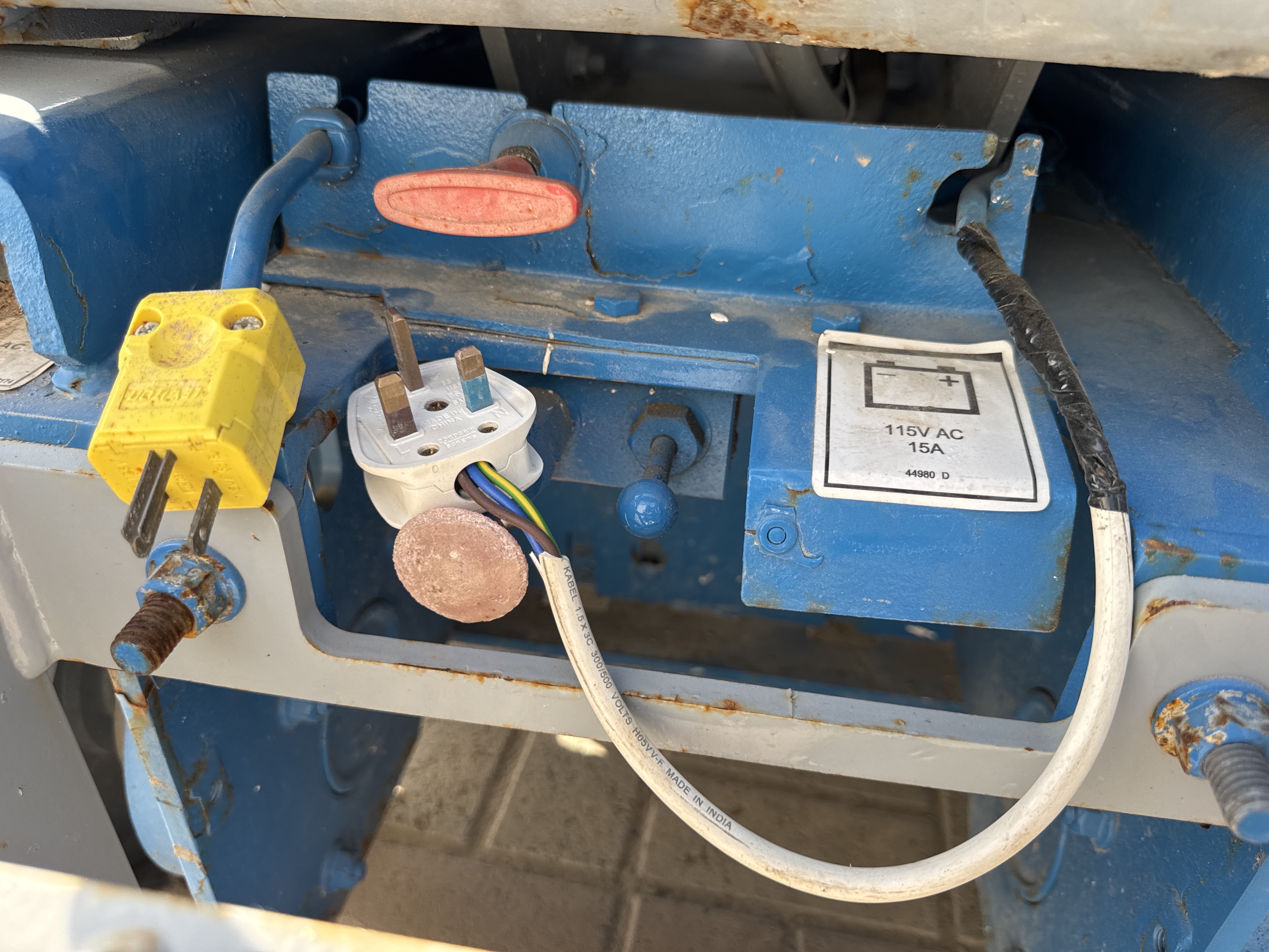 SLA-002-Genie-GS-1930-Scissor-lifts-inspection-Electronics-Charging-port-1