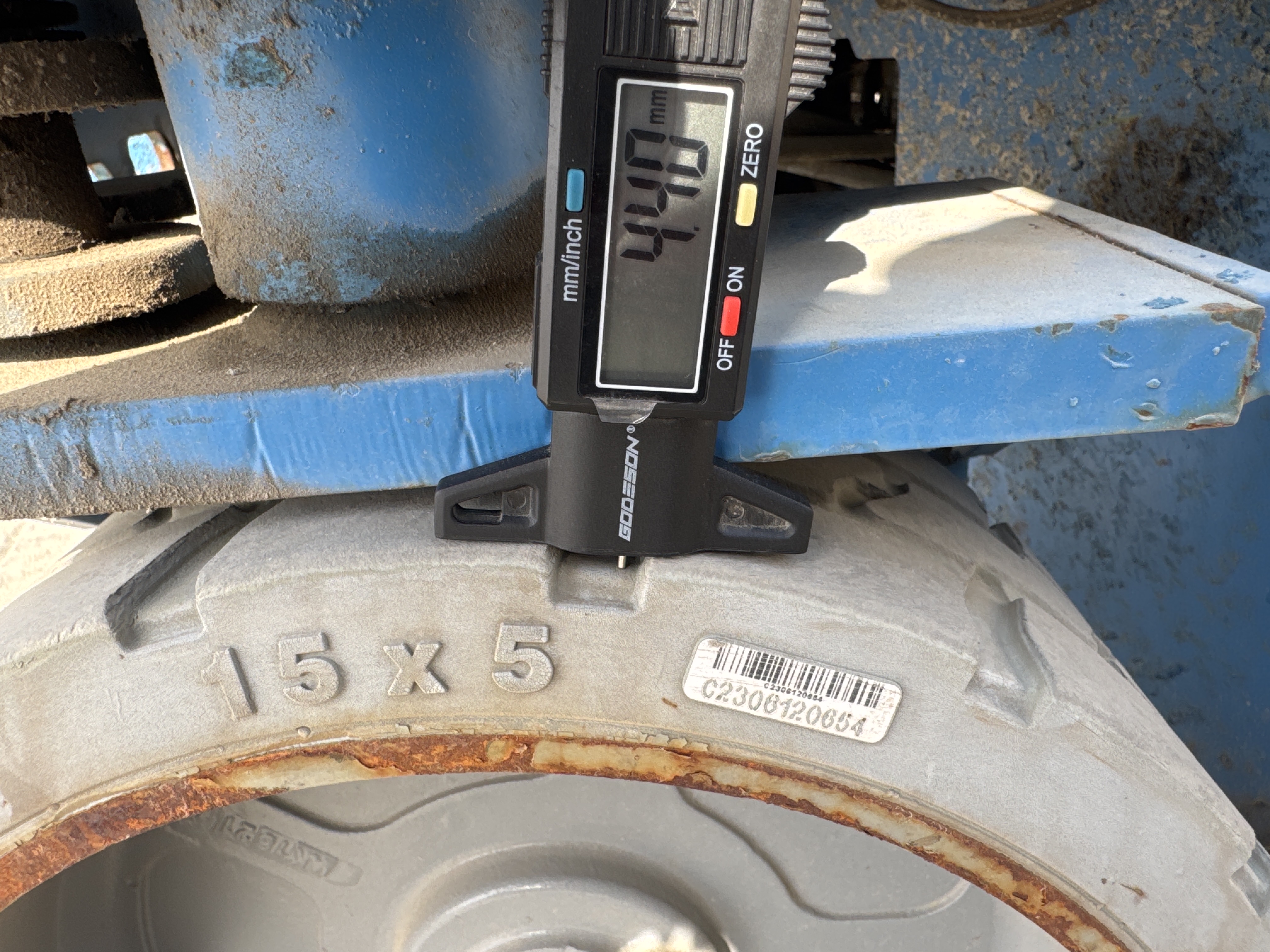 SLA-003-Genie-GS-2646-Scissor-lifts-inspection-Chassis-Tires-tread-depth-1