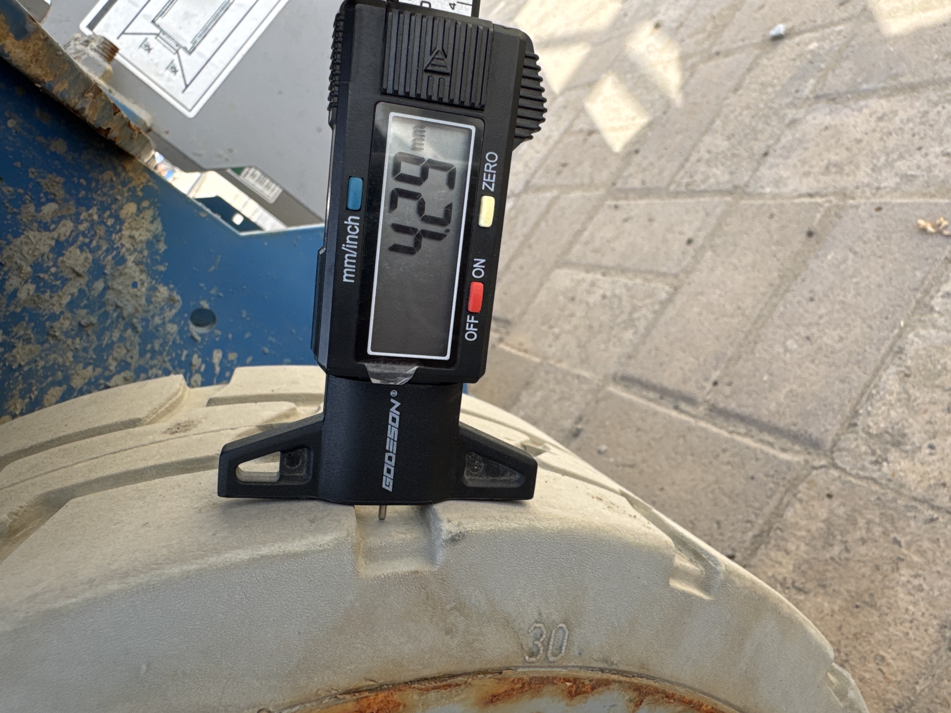 SLA-003-Genie-GS-2646-Scissor-lifts-inspection-Chassis-Tires-tread-depth-1