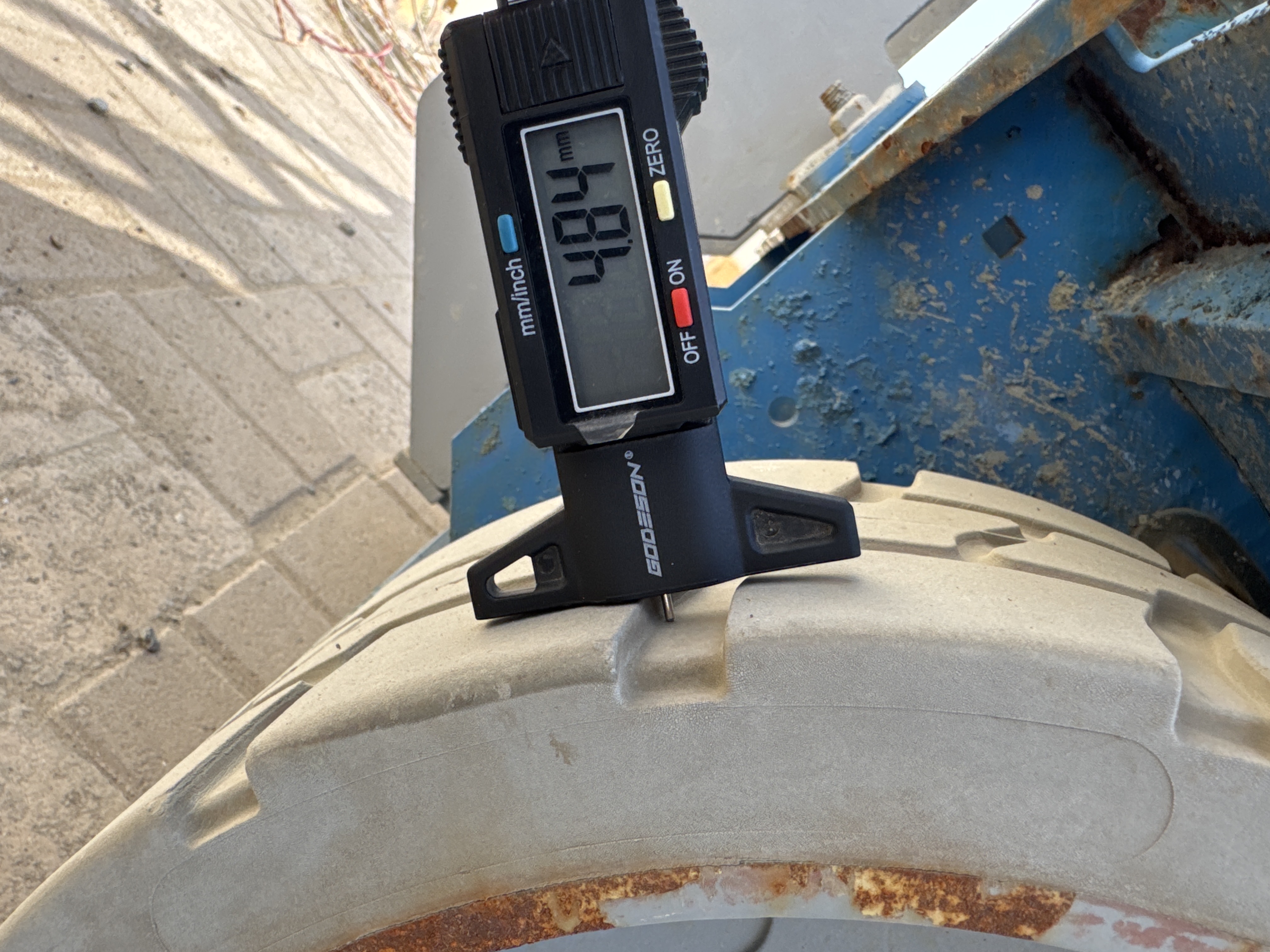 SLA-003-Genie-GS-2646-Scissor-lifts-inspection-Chassis-Tires-tread-depth-1