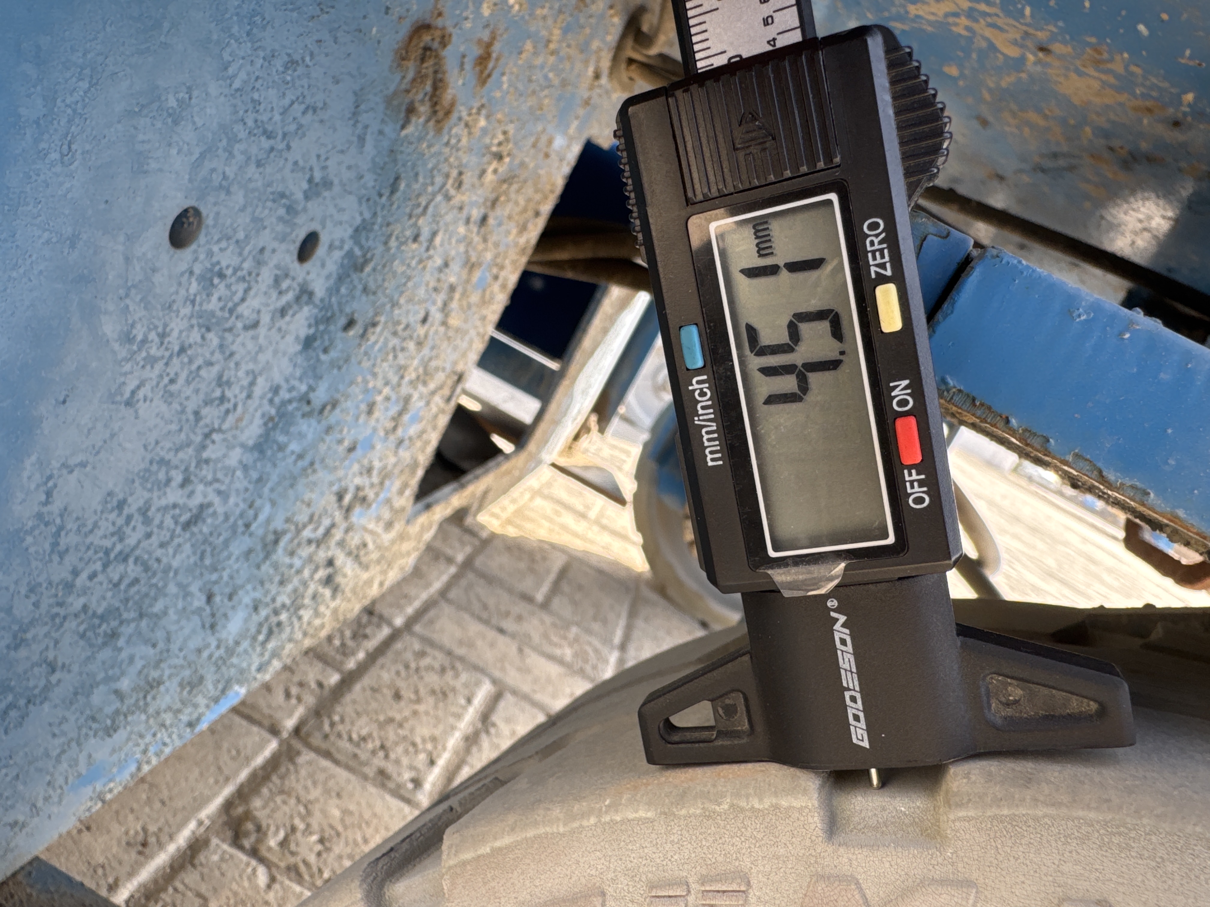 SLA-003-Genie-GS-2646-Scissor-lifts-inspection-Chassis-Tires-tread-depth-1