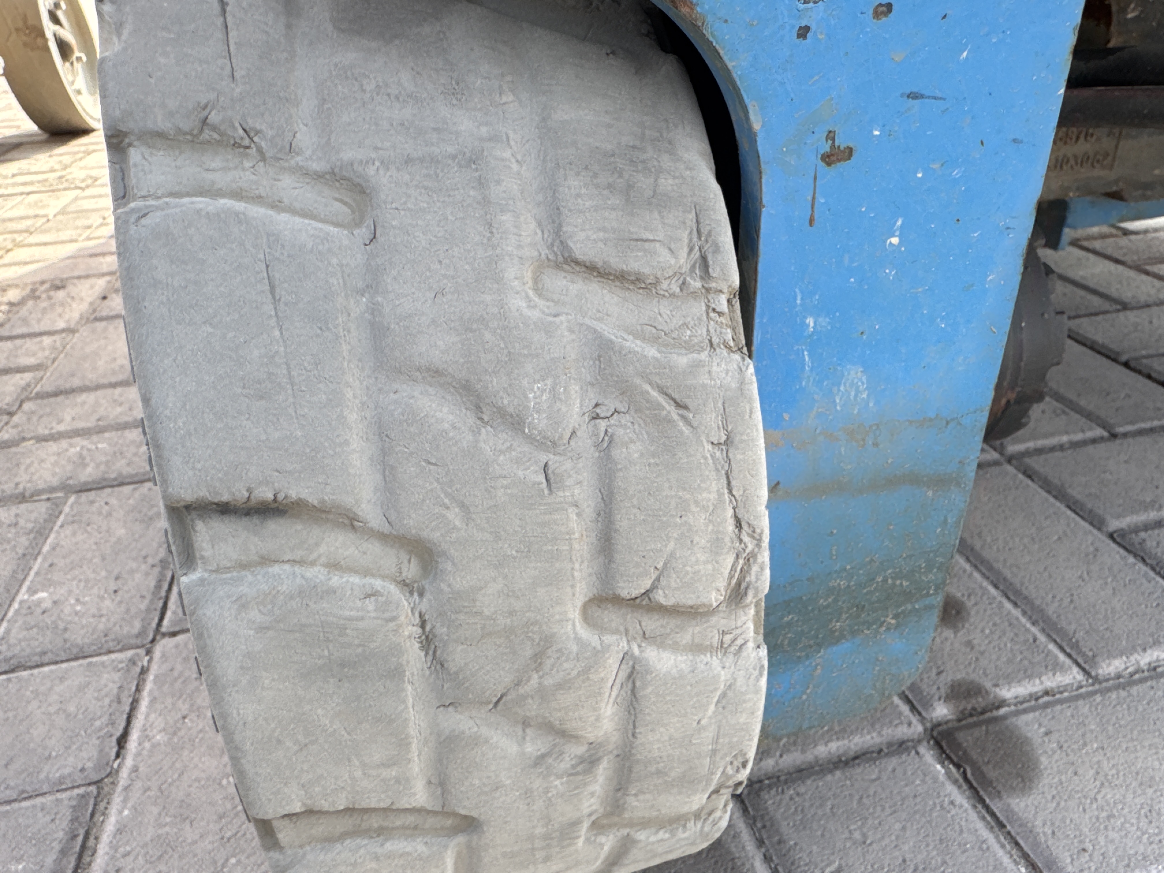 SLA-007-Genie-GS-4047-Scissor-lifts-inspection-Chassis-Tires-condition-1