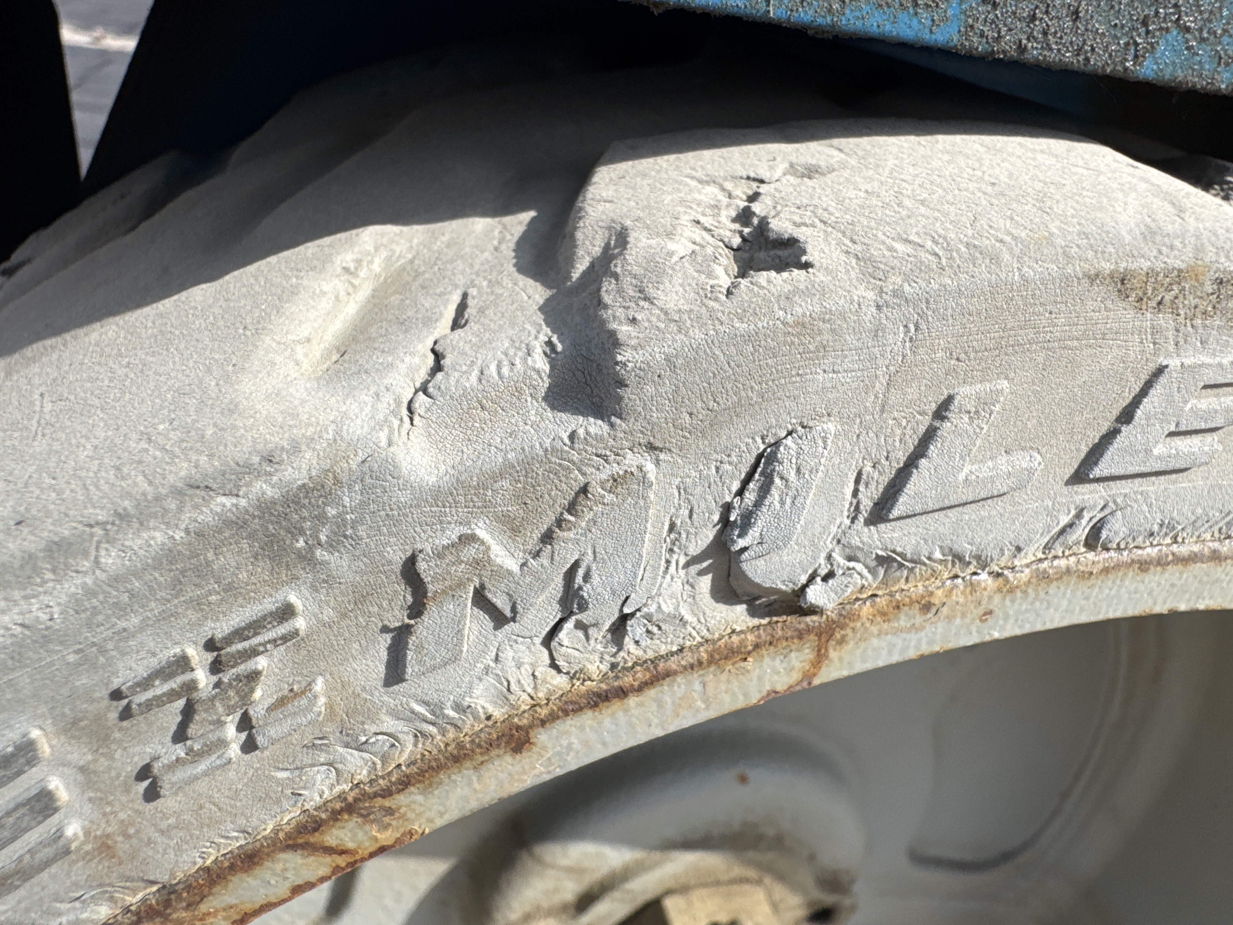 SLA-007-Genie-GS-4047-Scissor-lifts-inspection-Chassis-Tires-condition-1