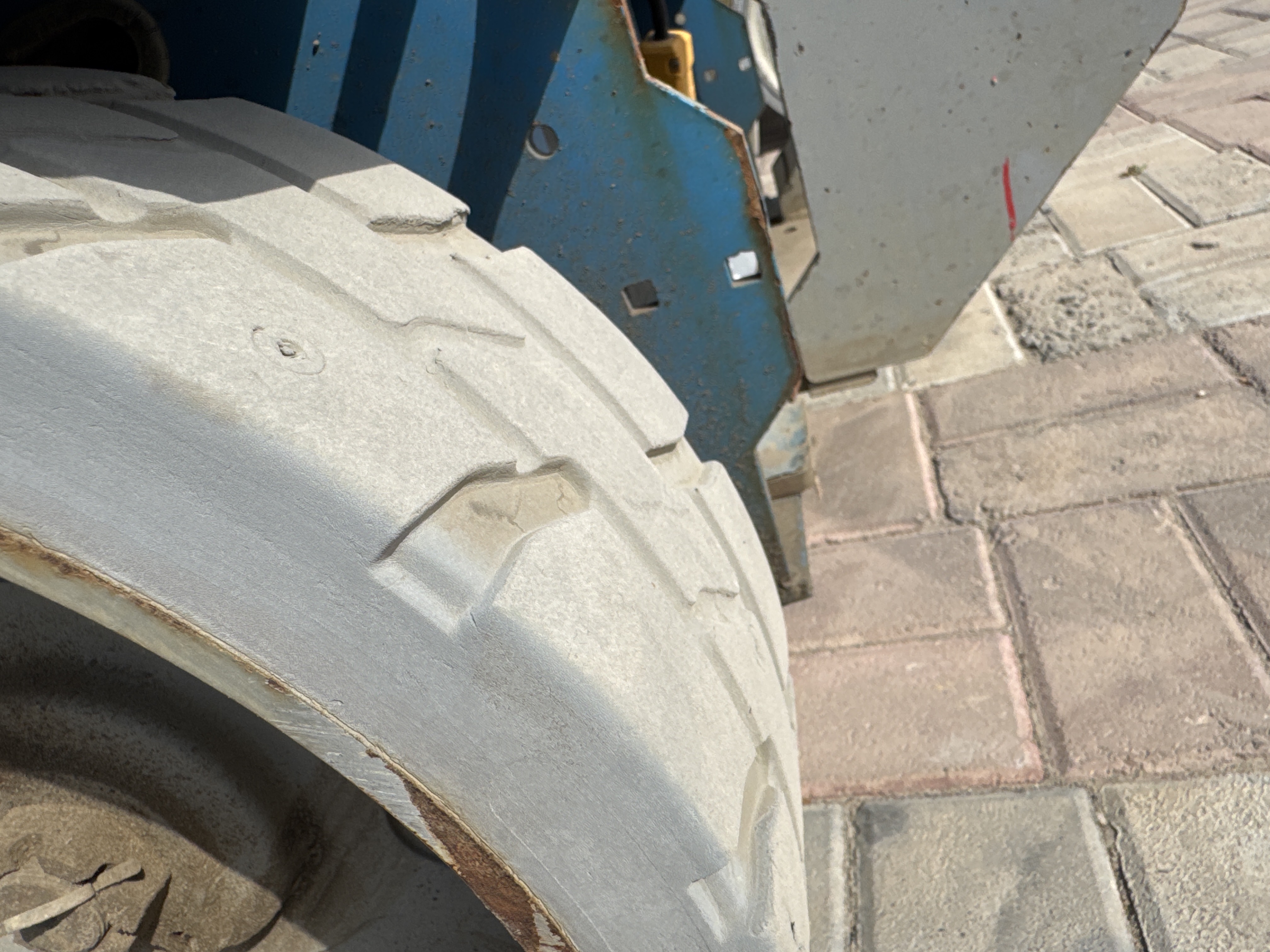 SLA-007-Genie-GS-4047-Scissor-lifts-inspection-Chassis-Tires-condition-1