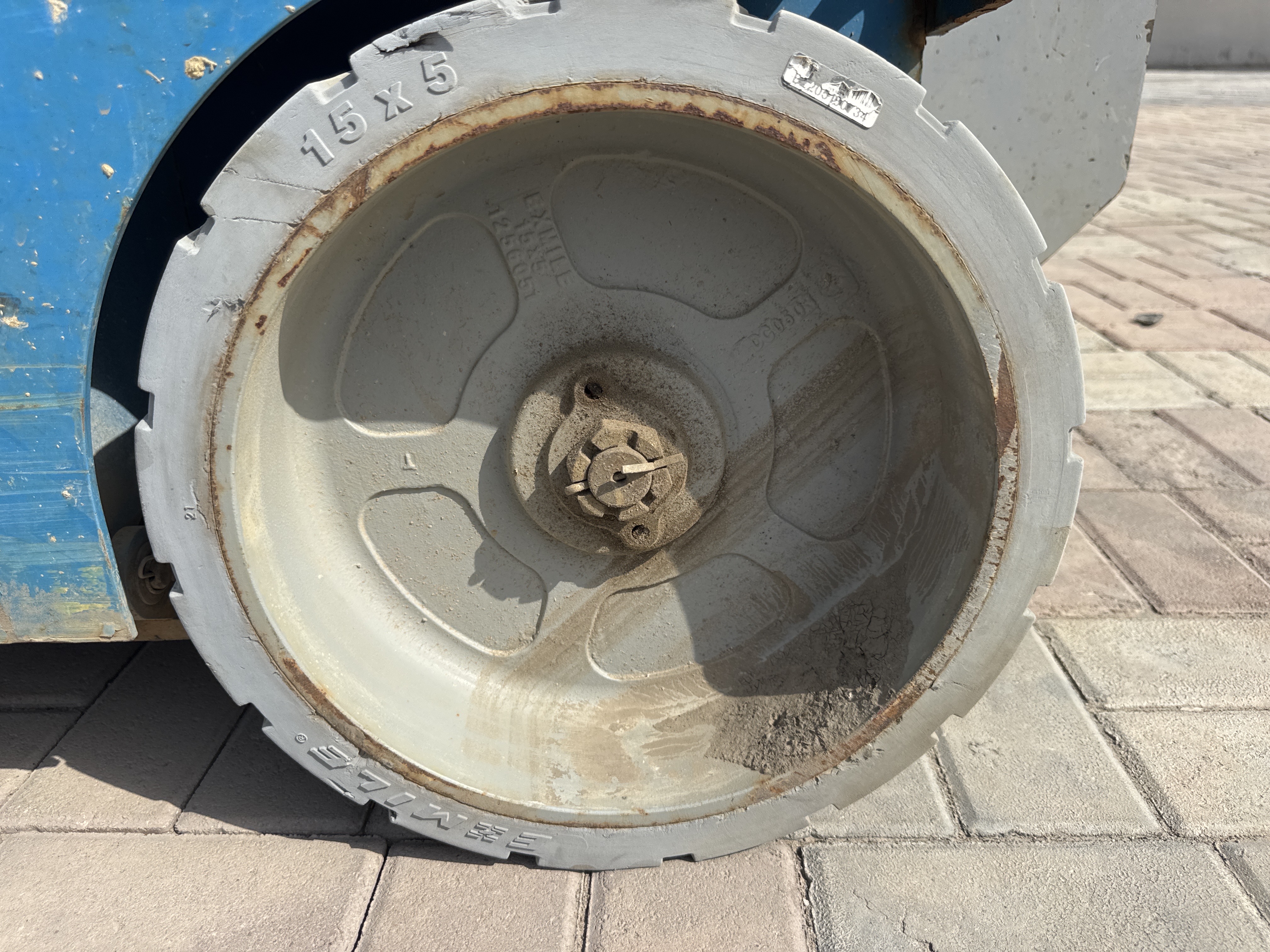 SLA-007-Genie-GS-4047-Scissor-lifts-inspection-Chassis-Wheel-hub-condition-1