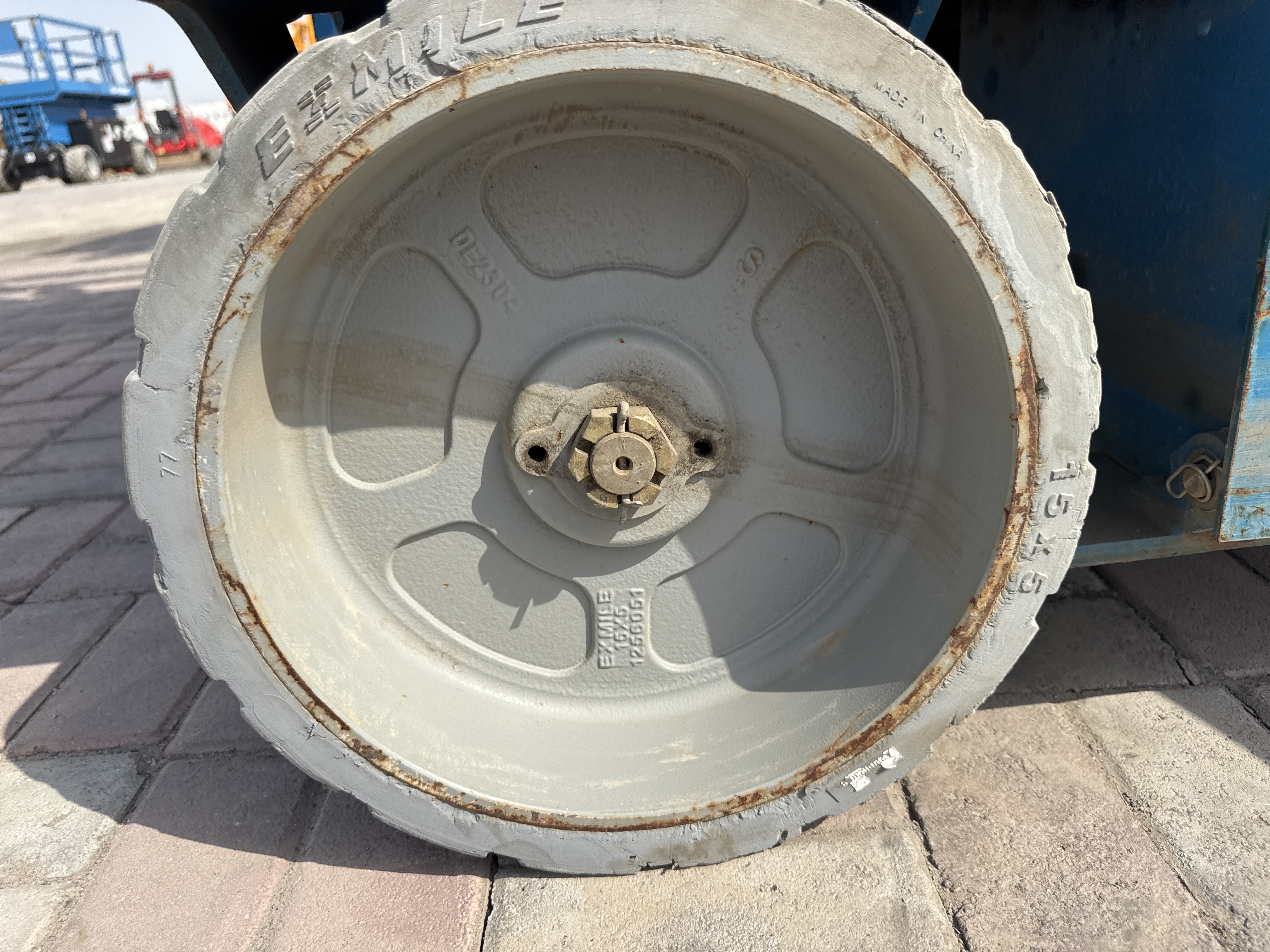 SLA-007-Genie-GS-4047-Scissor-lifts-inspection-Chassis-Wheel-hub-condition-1