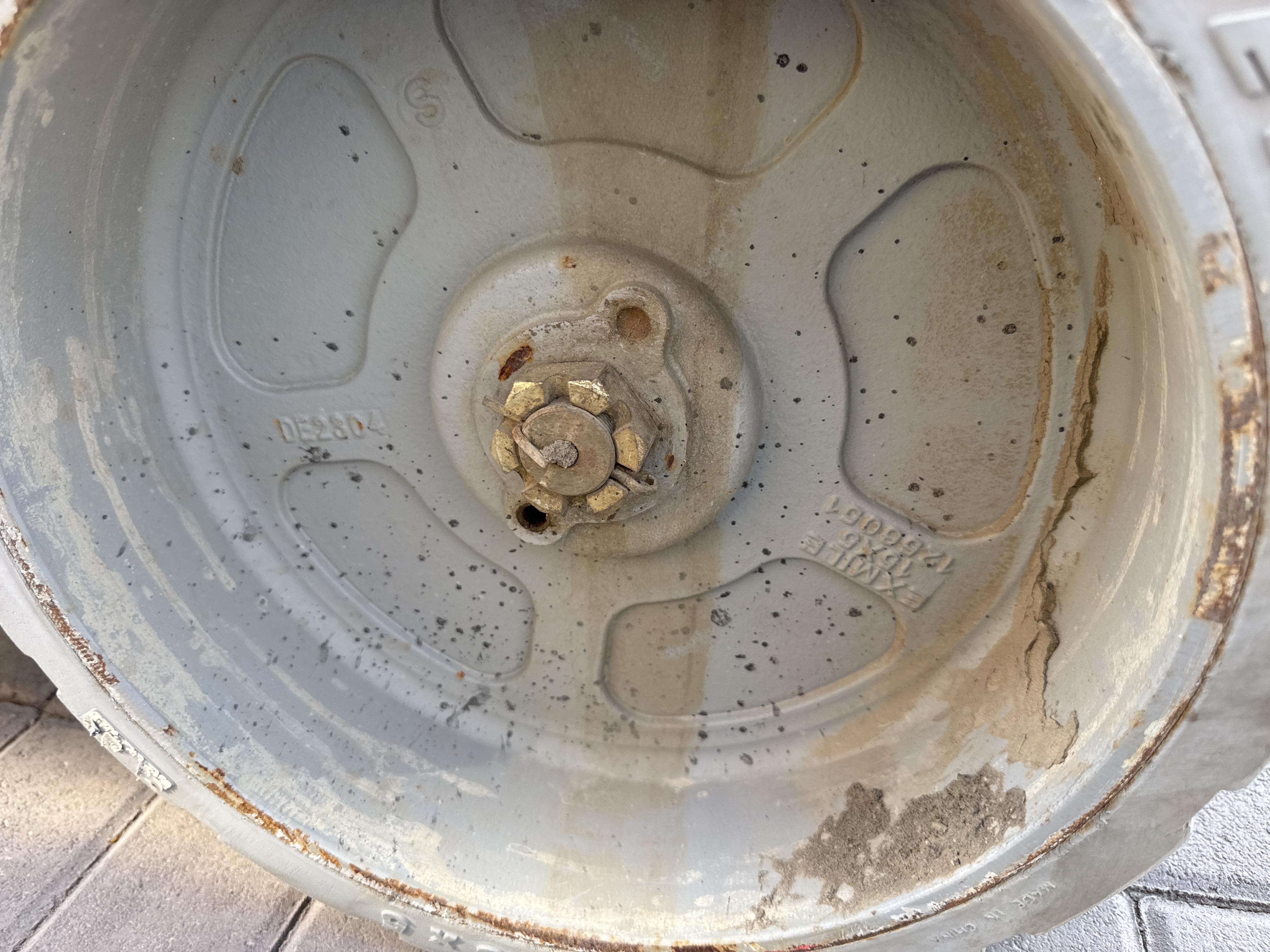 SLA-007-Genie-GS-4047-Scissor-lifts-inspection-Chassis-Wheel-hub-condition-1