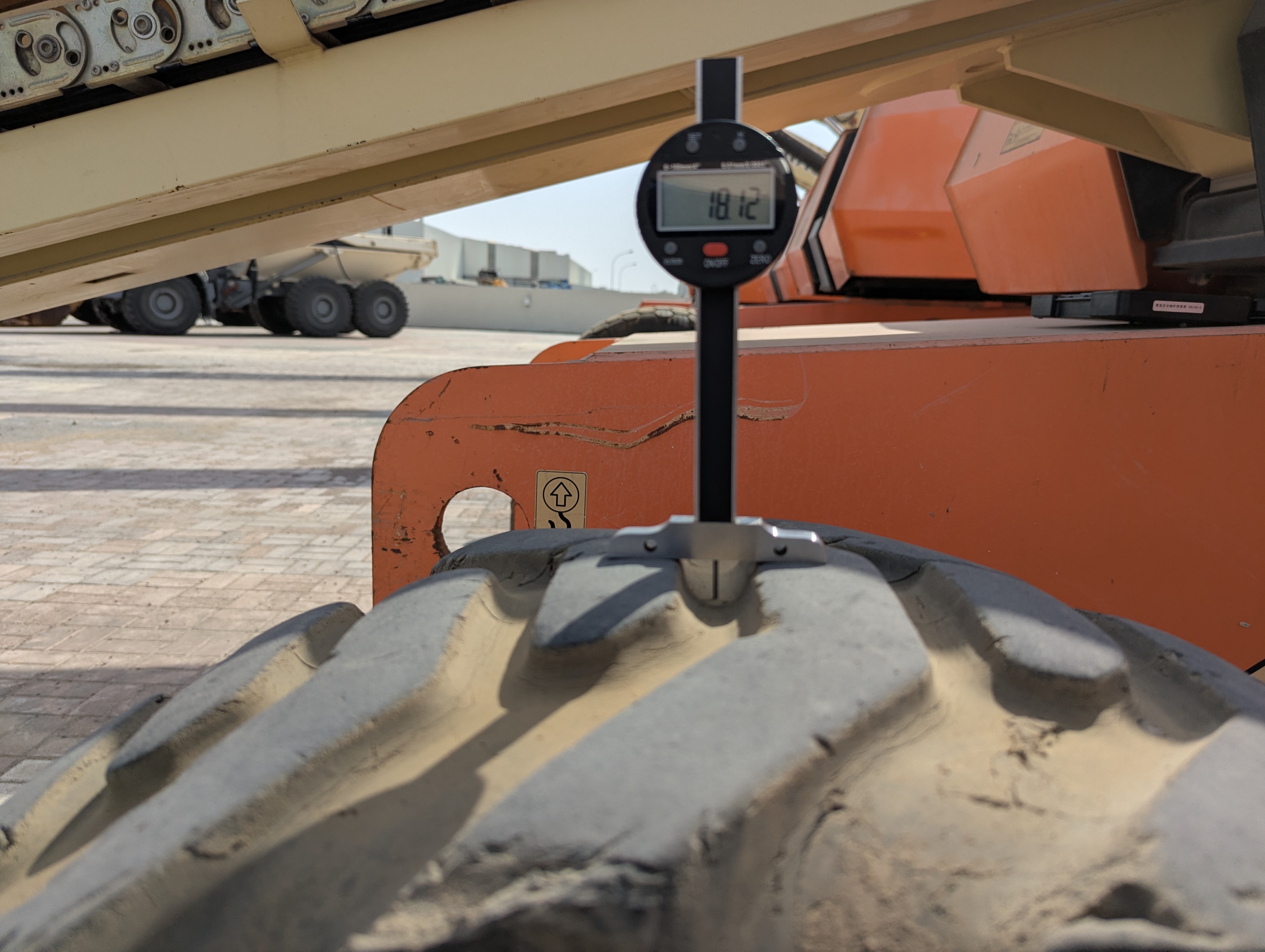 BLA-009-JLG-600S-Boom-lifts-inspection-Chassis-Left-front-tire---tread-depth-1