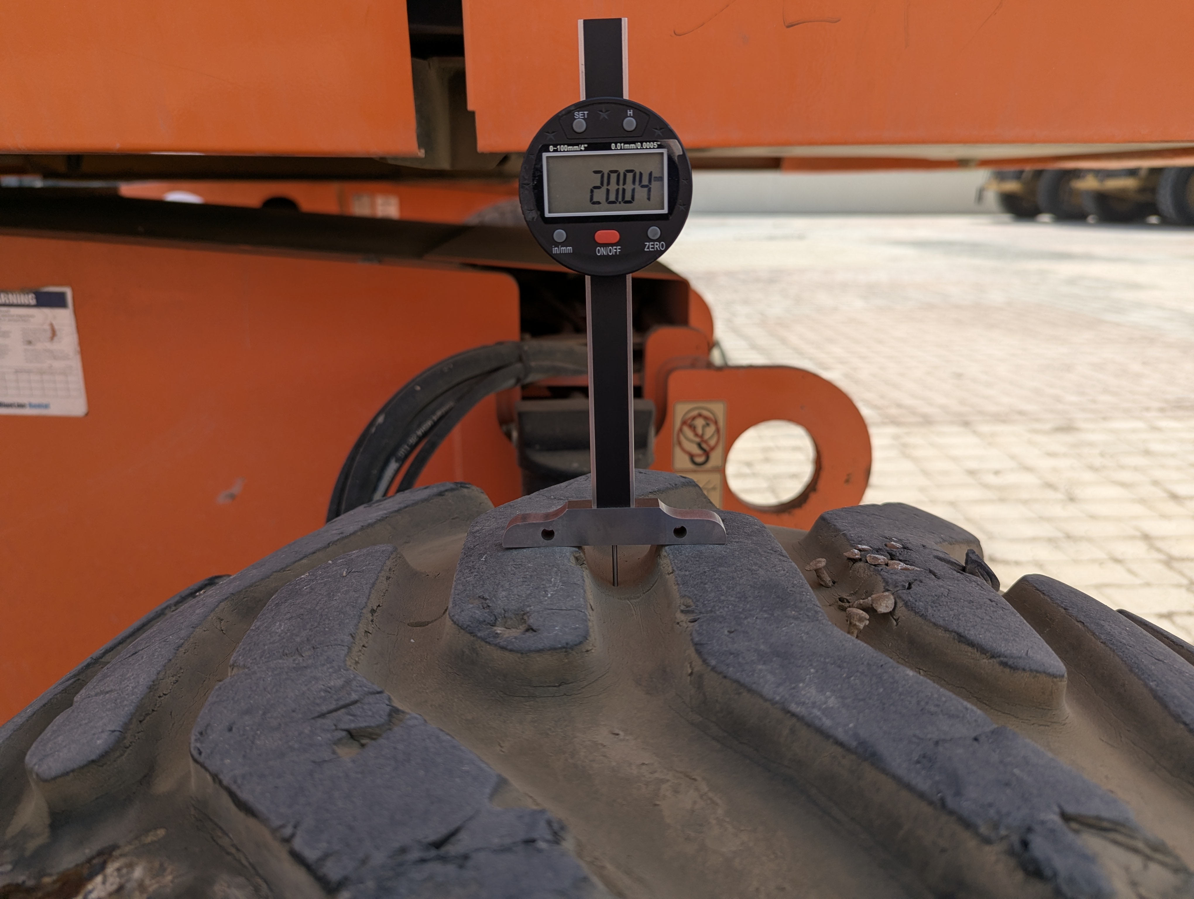 BLA-009-JLG-600S-Boom-lifts-inspection-Chassis-Left-rear-tire---tread-depth-1