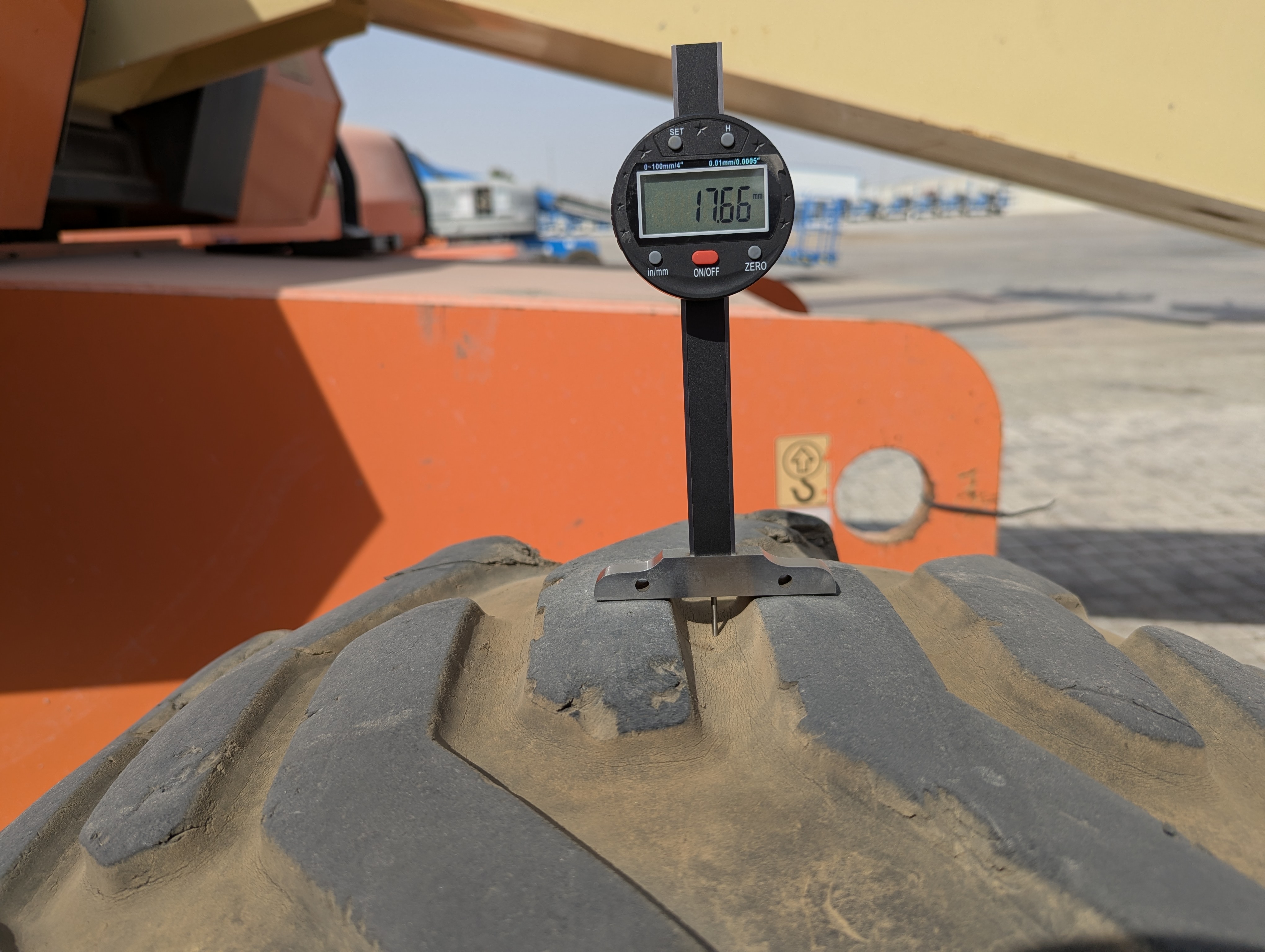 BLA-009-JLG-600S-Boom-lifts-inspection-Chassis-Right-front-tire---tread-depth-1