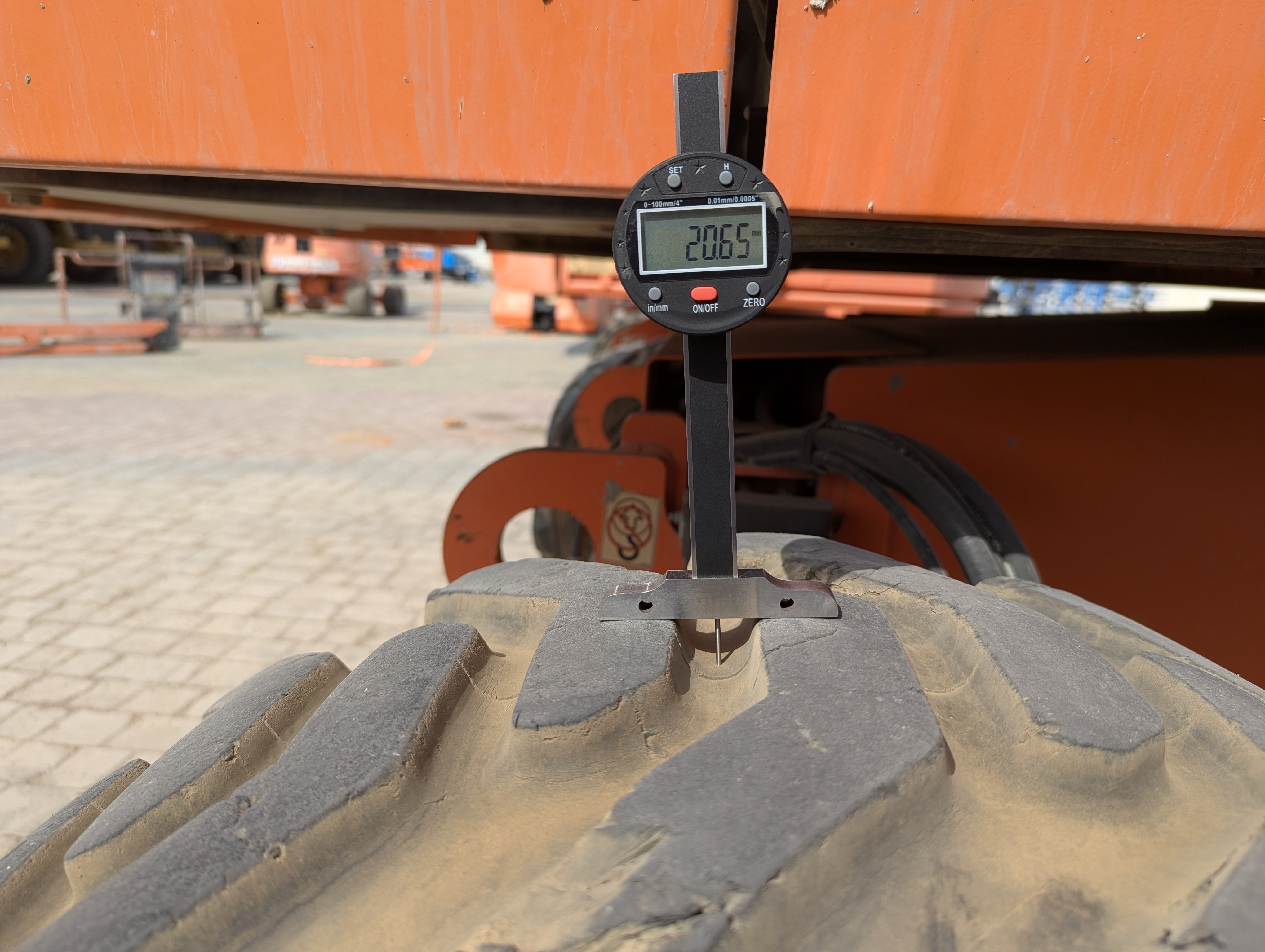 BLA-009-JLG-600S-Boom-lifts-inspection-Chassis-Right-rear-tire---tread-depth-1