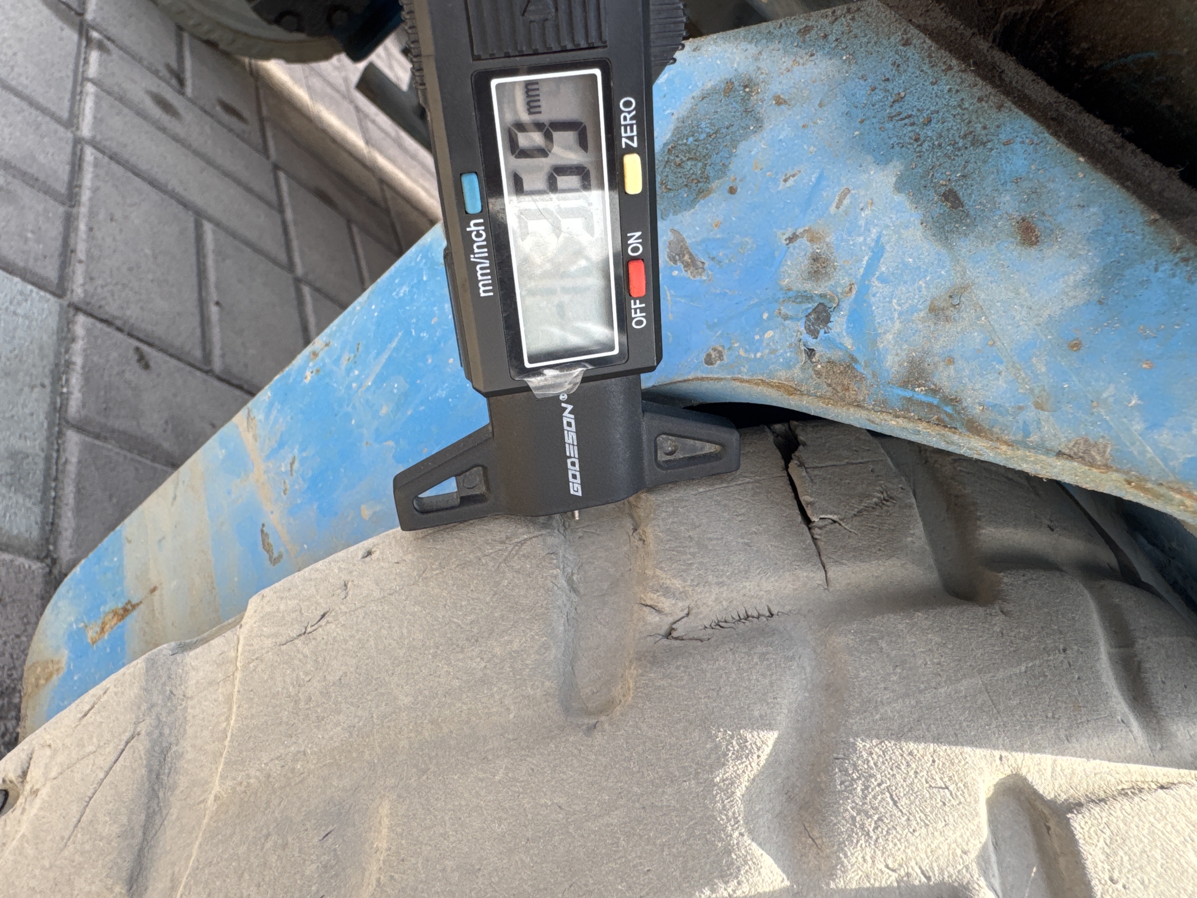 SLA-007-Genie-GS-4047-Scissor-lifts-inspection-Chassis-Tires-tread-depth-1