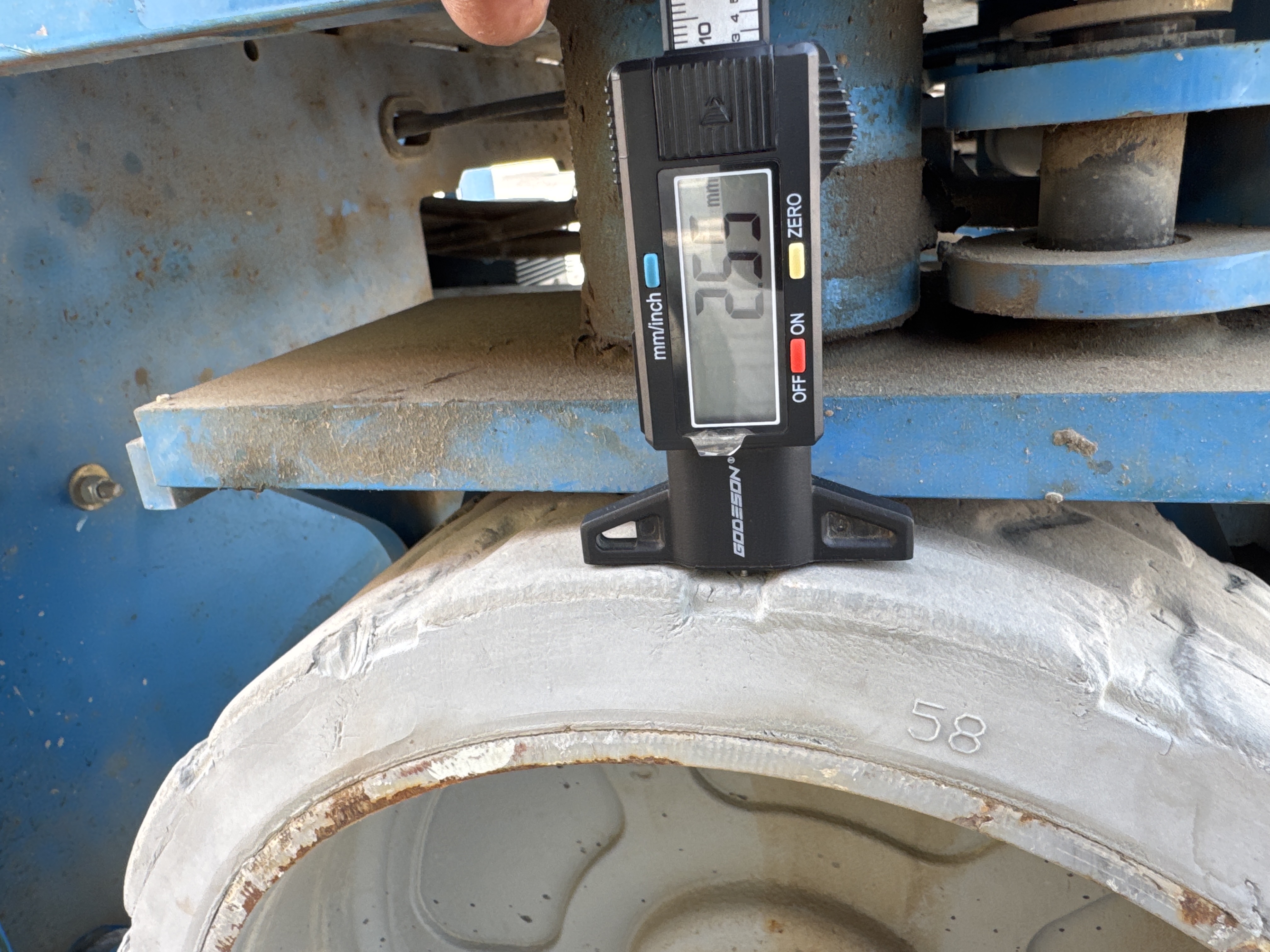 SLA-007-Genie-GS-4047-Scissor-lifts-inspection-Chassis-Tires-tread-depth-1