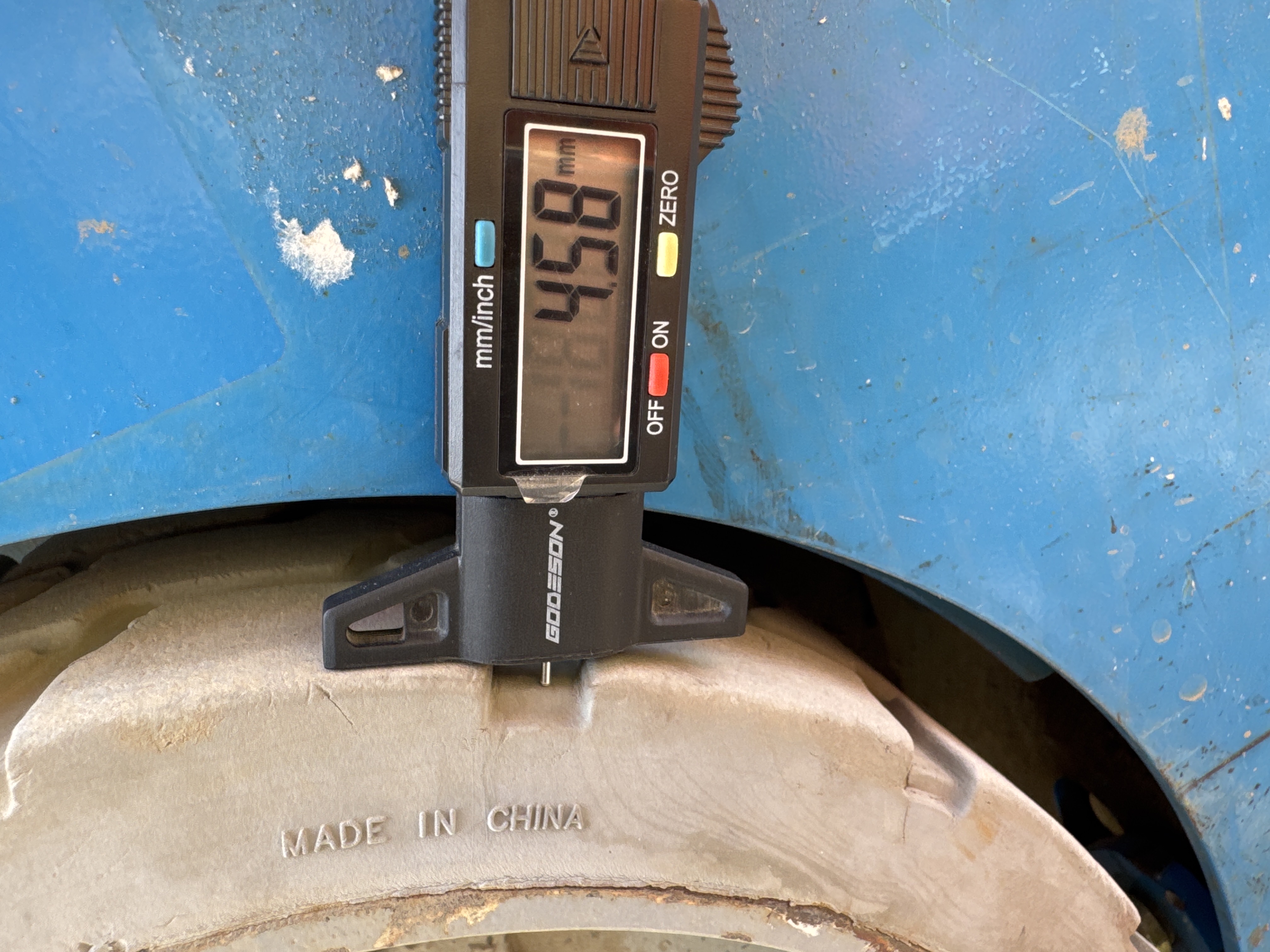 SLA-007-Genie-GS-4047-Scissor-lifts-inspection-Chassis-Tires-tread-depth-1