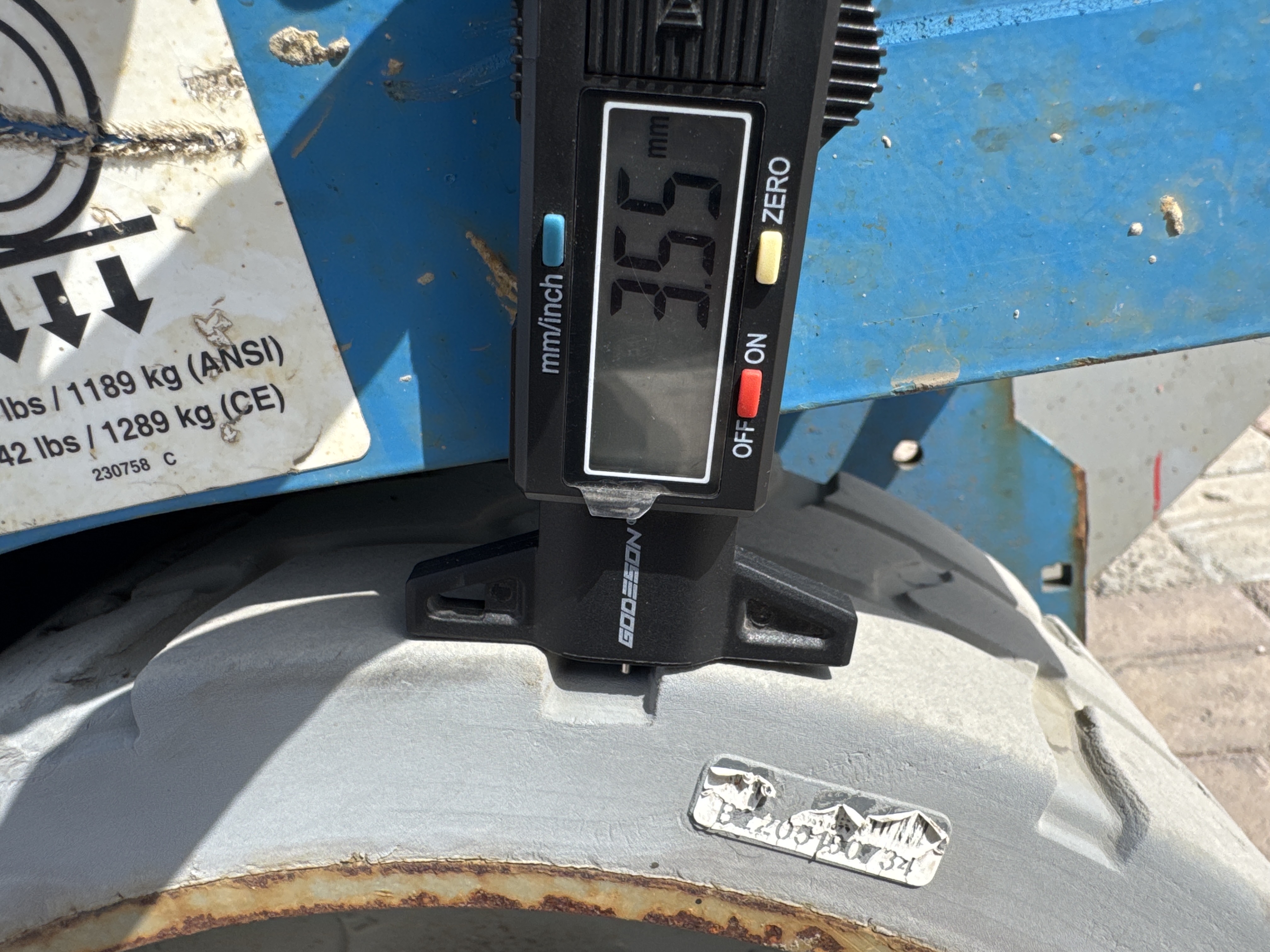 SLA-007-Genie-GS-4047-Scissor-lifts-inspection-Chassis-Tires-tread-depth-1