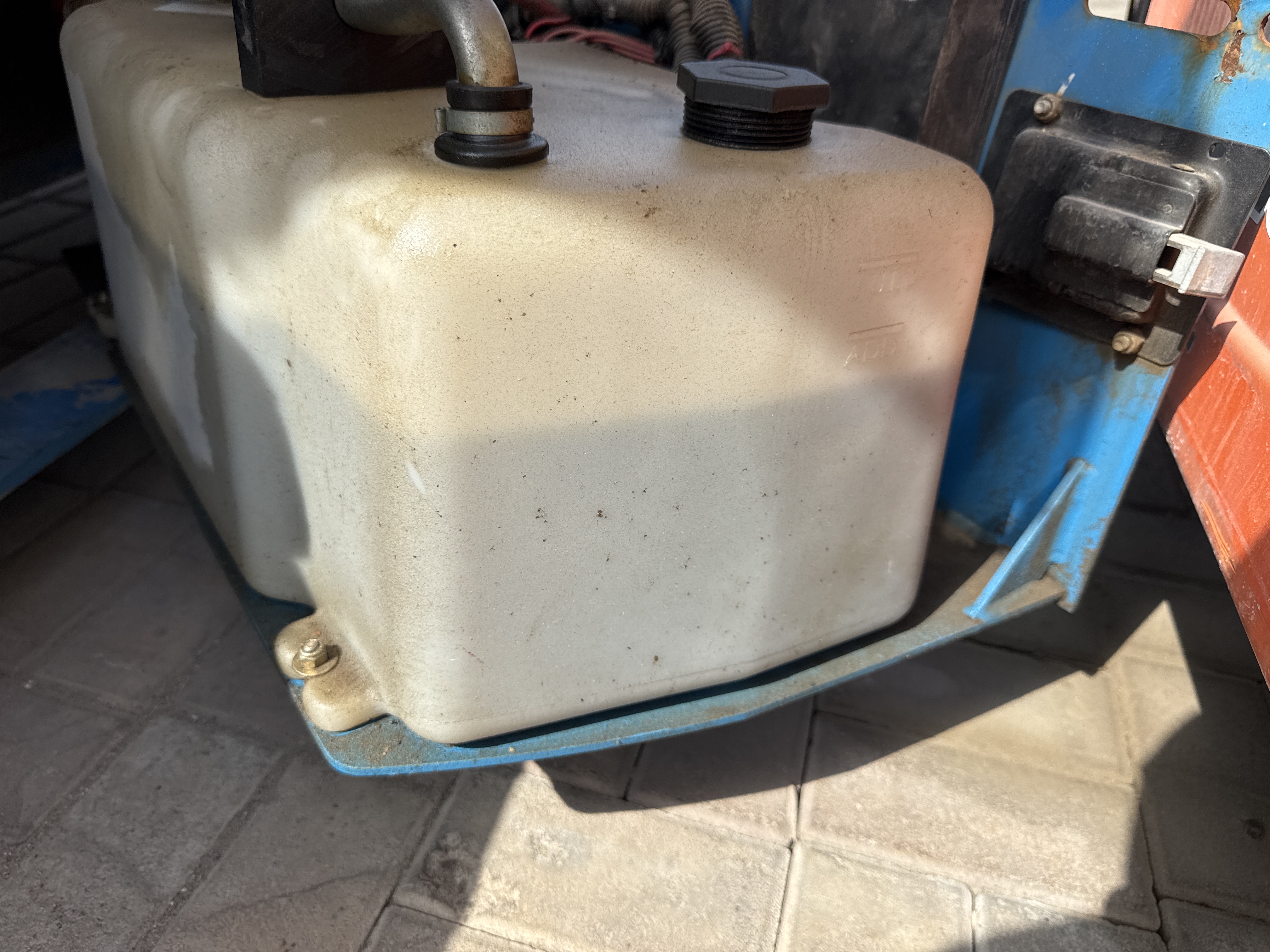 SLA-007-Genie-GS-4047-Scissor-lifts-inspection-Hydraulics-Hydraulic-Tank-1
