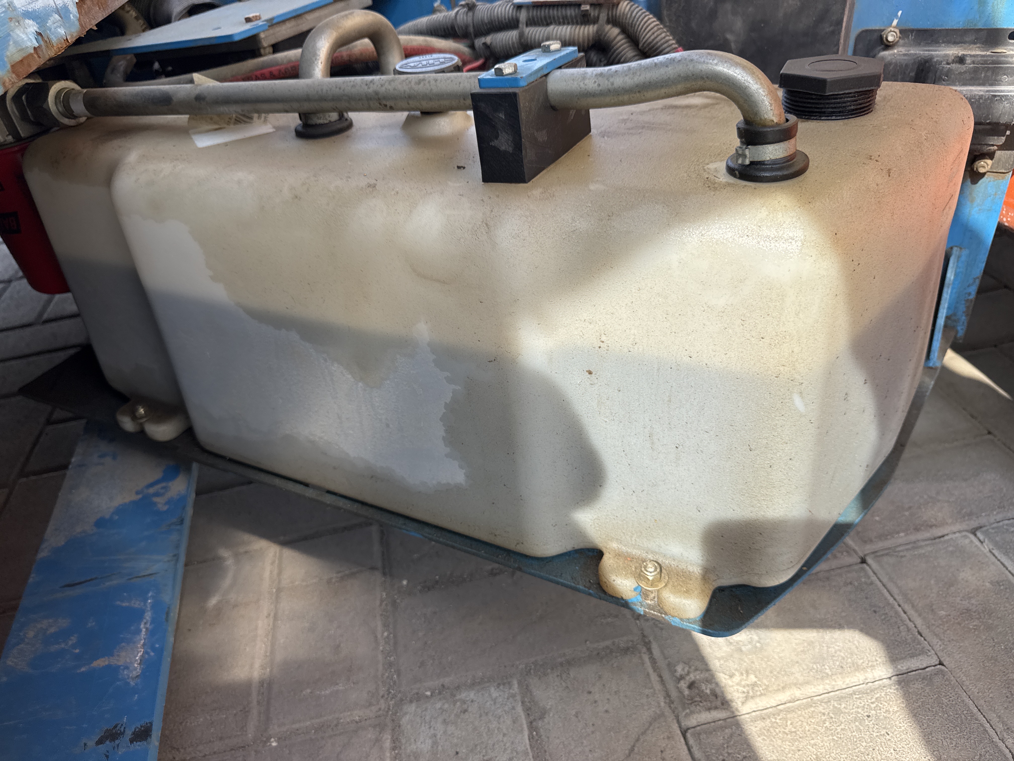 SLA-007-Genie-GS-4047-Scissor-lifts-inspection-Hydraulics-Hydraulic-Tank-1