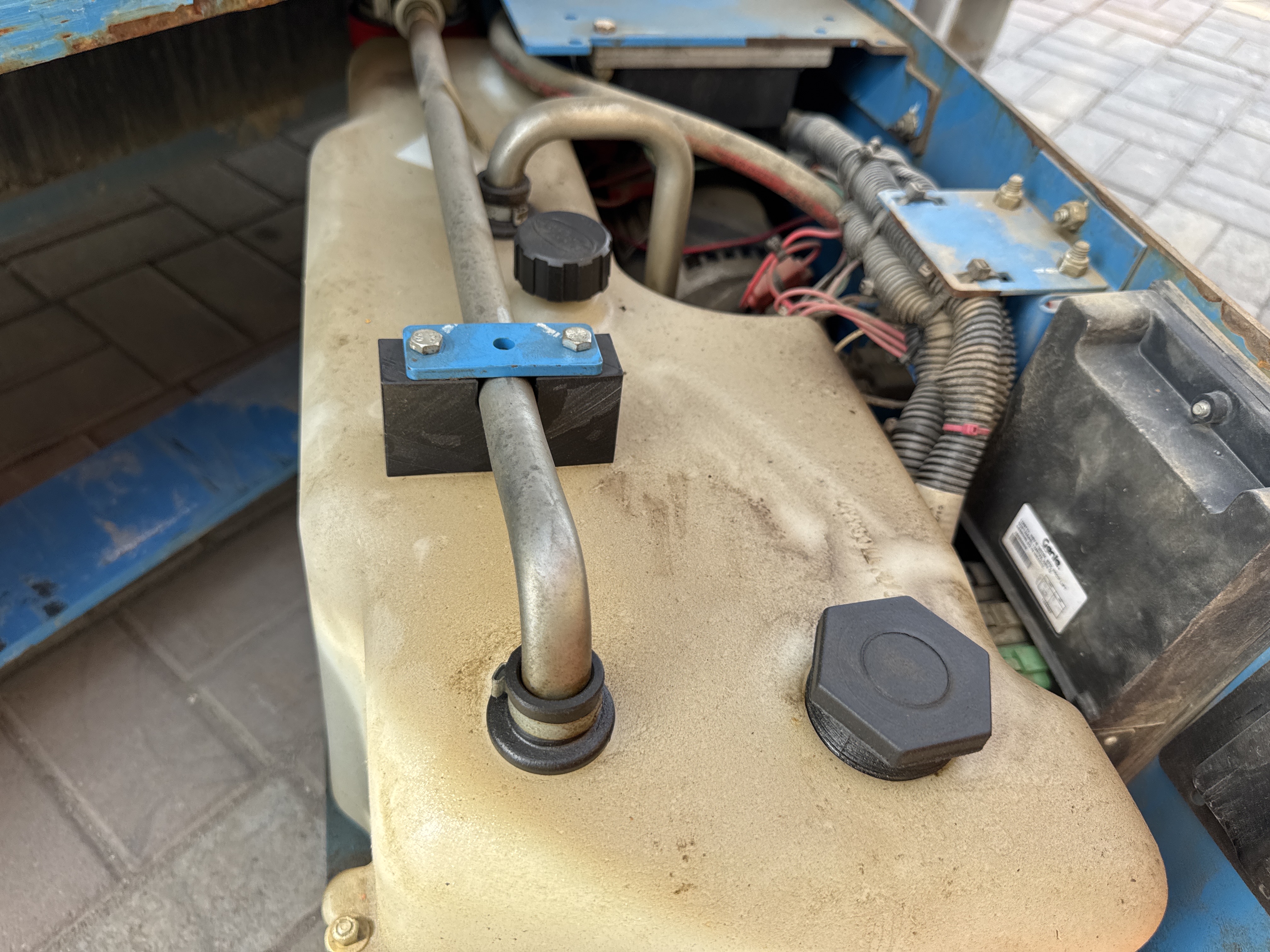SLA-007-Genie-GS-4047-Scissor-lifts-inspection-Hydraulics-Hydraulic-Tank-1