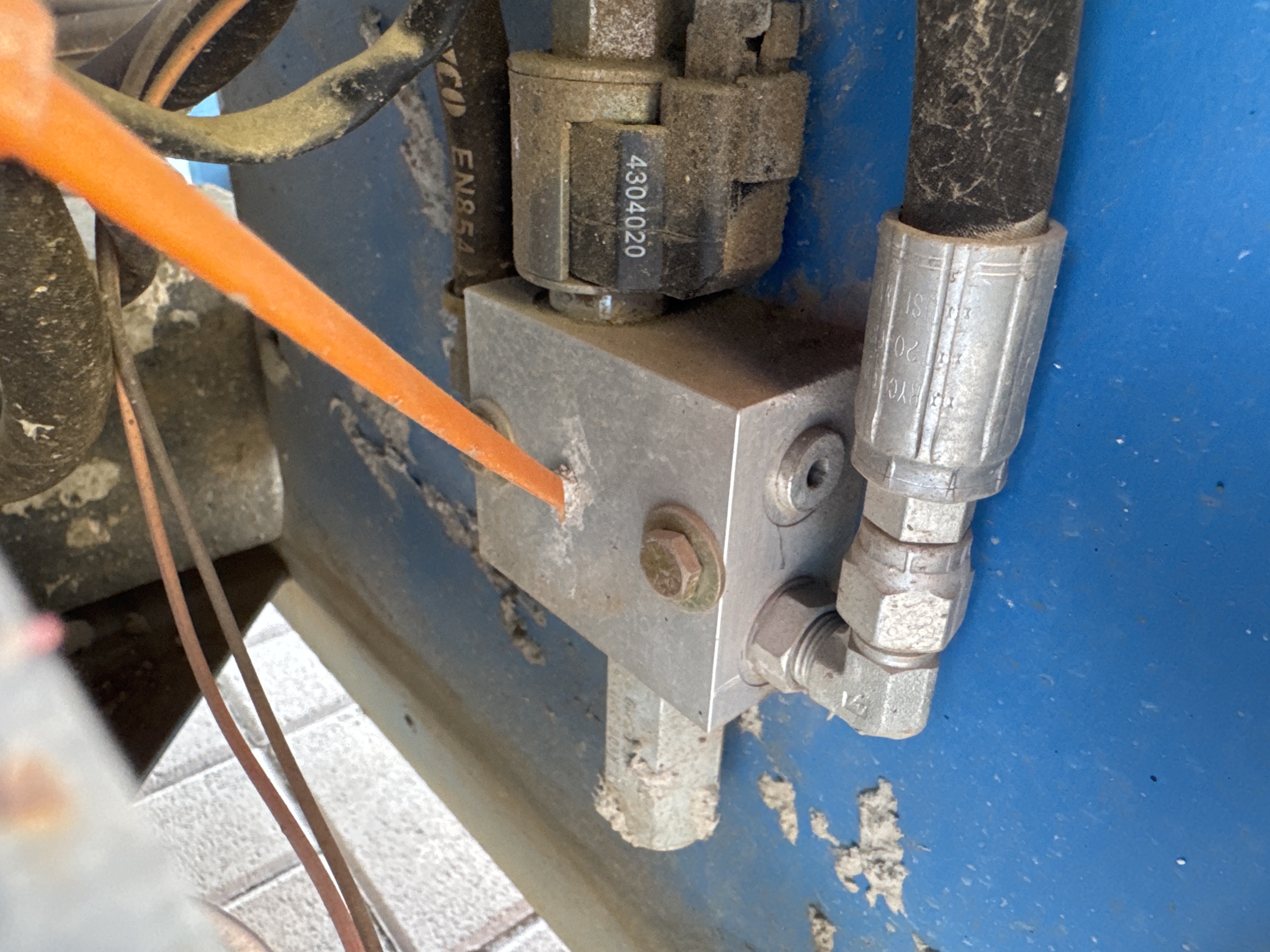 SLA-007-Genie-GS-4047-Scissor-lifts-inspection-Hydraulics-Main-control-valve-(MCV)-1