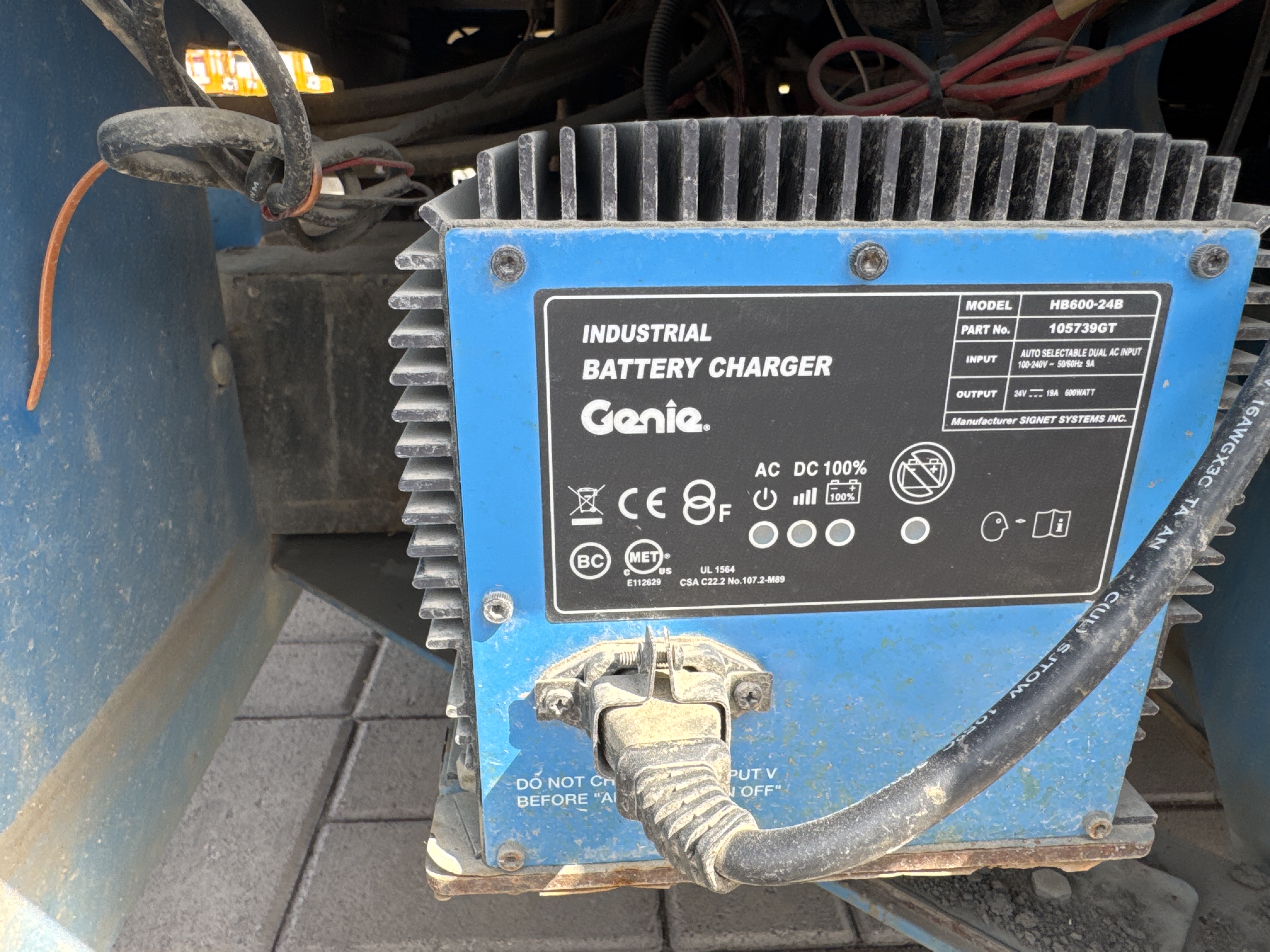 SLA-007-Genie-GS-4047-Scissor-lifts-inspection-Electronics-Battery-and-charging-system-1