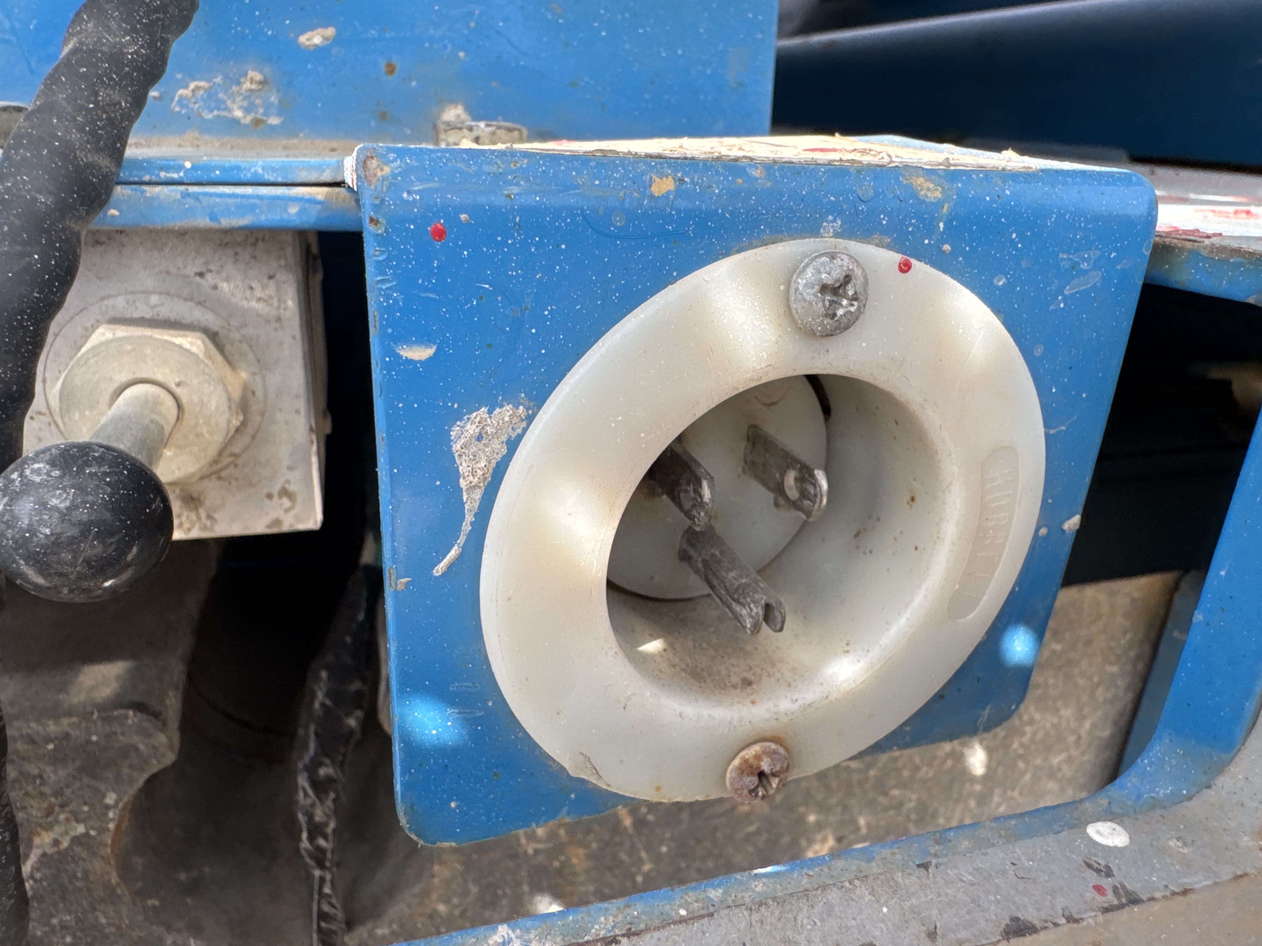 SLA-007-Genie-GS-4047-Scissor-lifts-inspection-Electronics-Charging-port-1