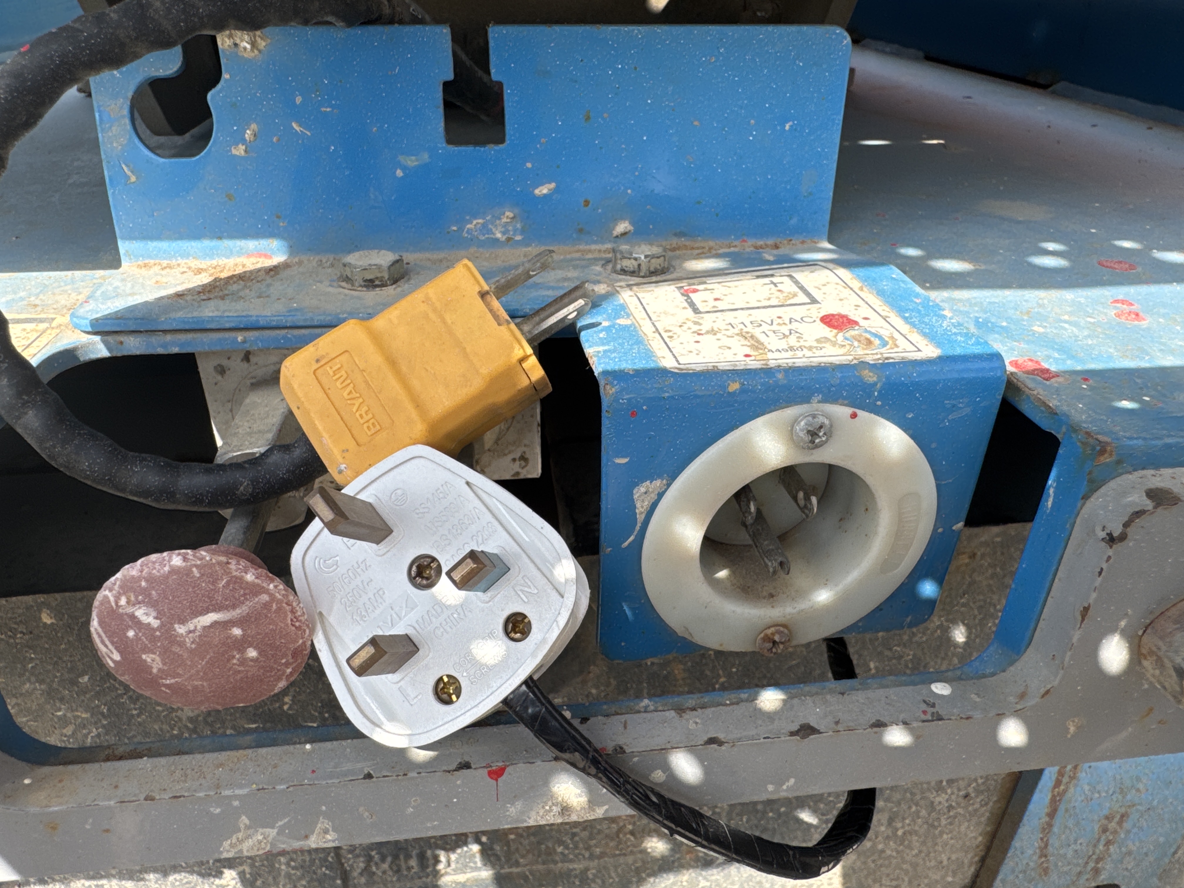 SLA-007-Genie-GS-4047-Scissor-lifts-inspection-Electronics-Charging-port-1