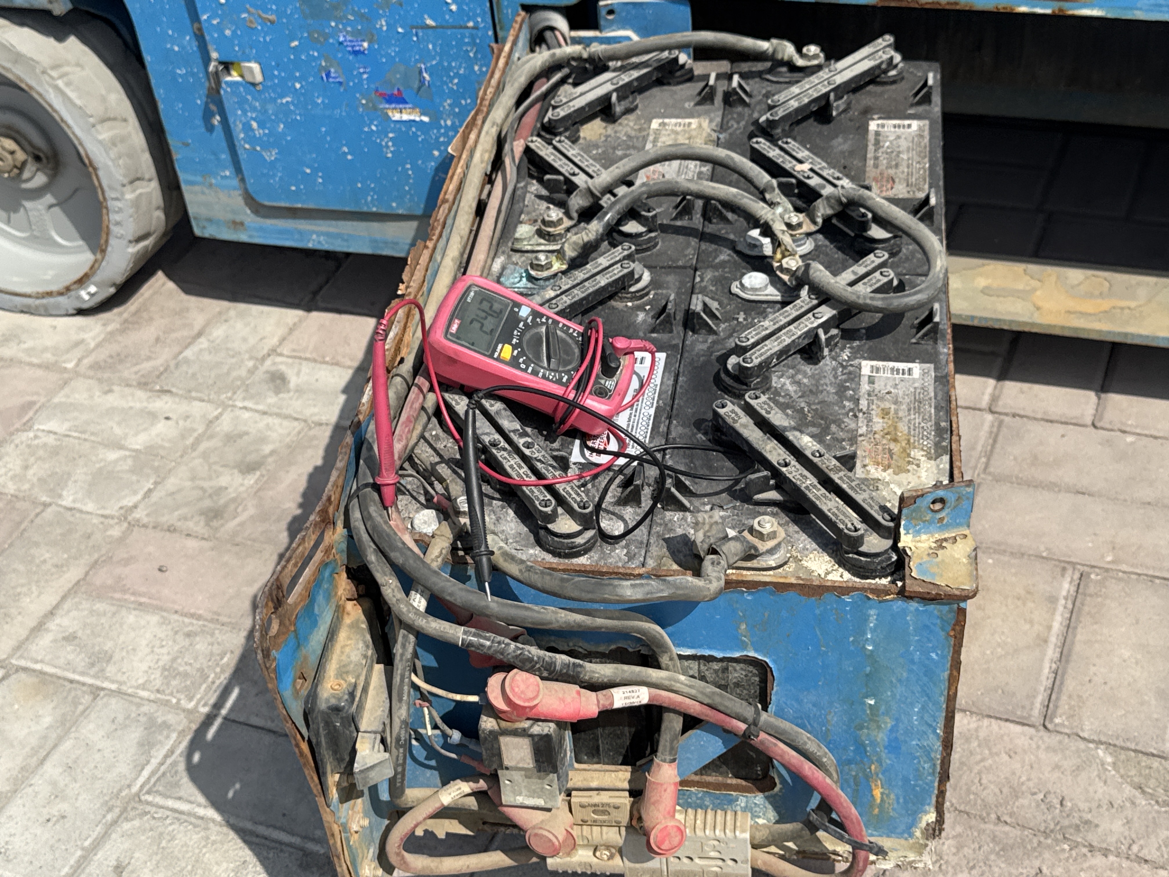 SLA-007-Genie-GS-4047-Scissor-lifts-inspection-Electronics-Battery-1